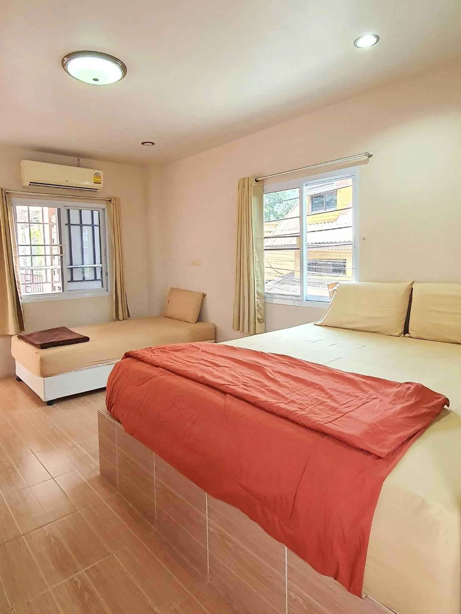 Bed in Sairee Center Guest House