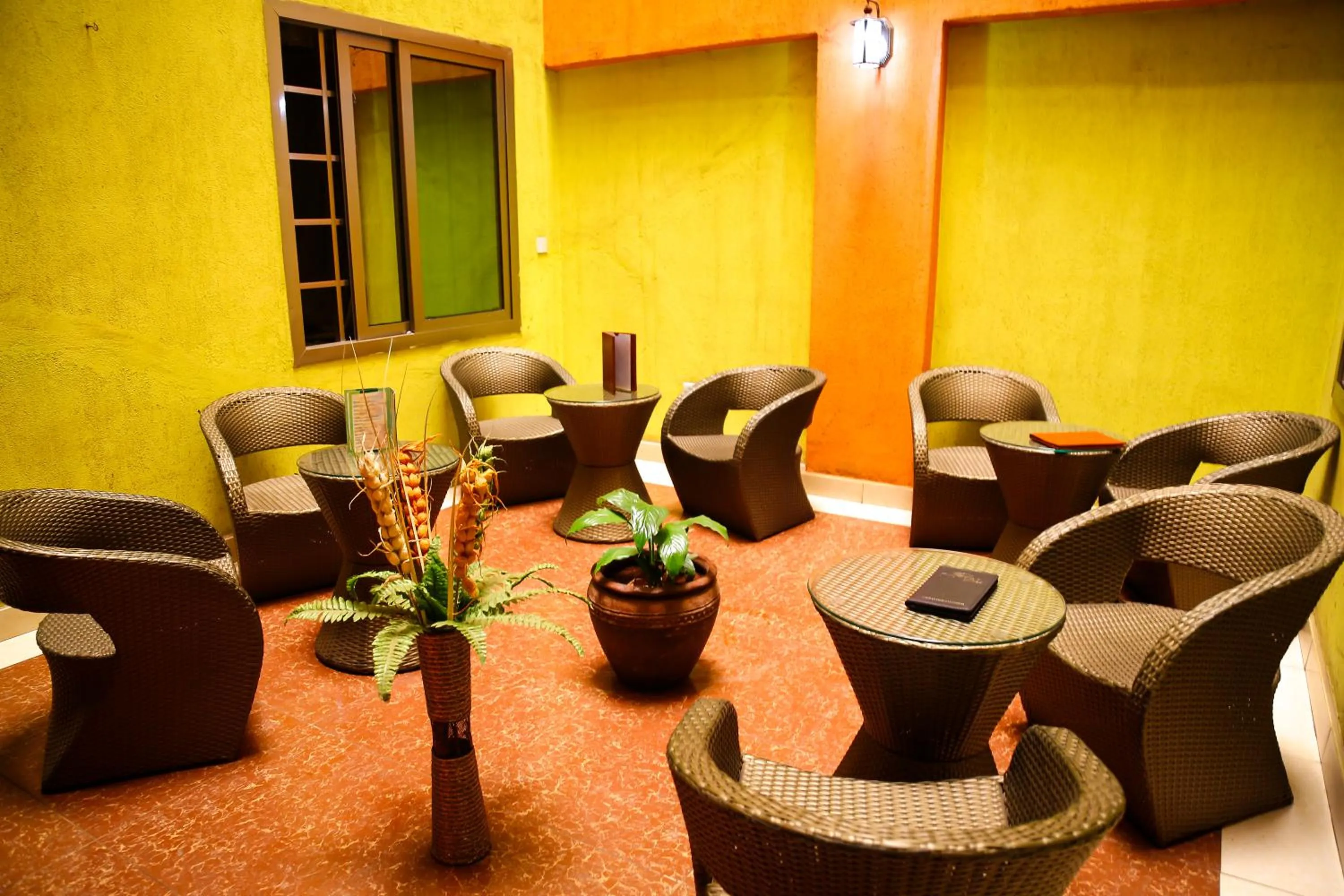 Restaurant/places to eat in Decasa Hotel