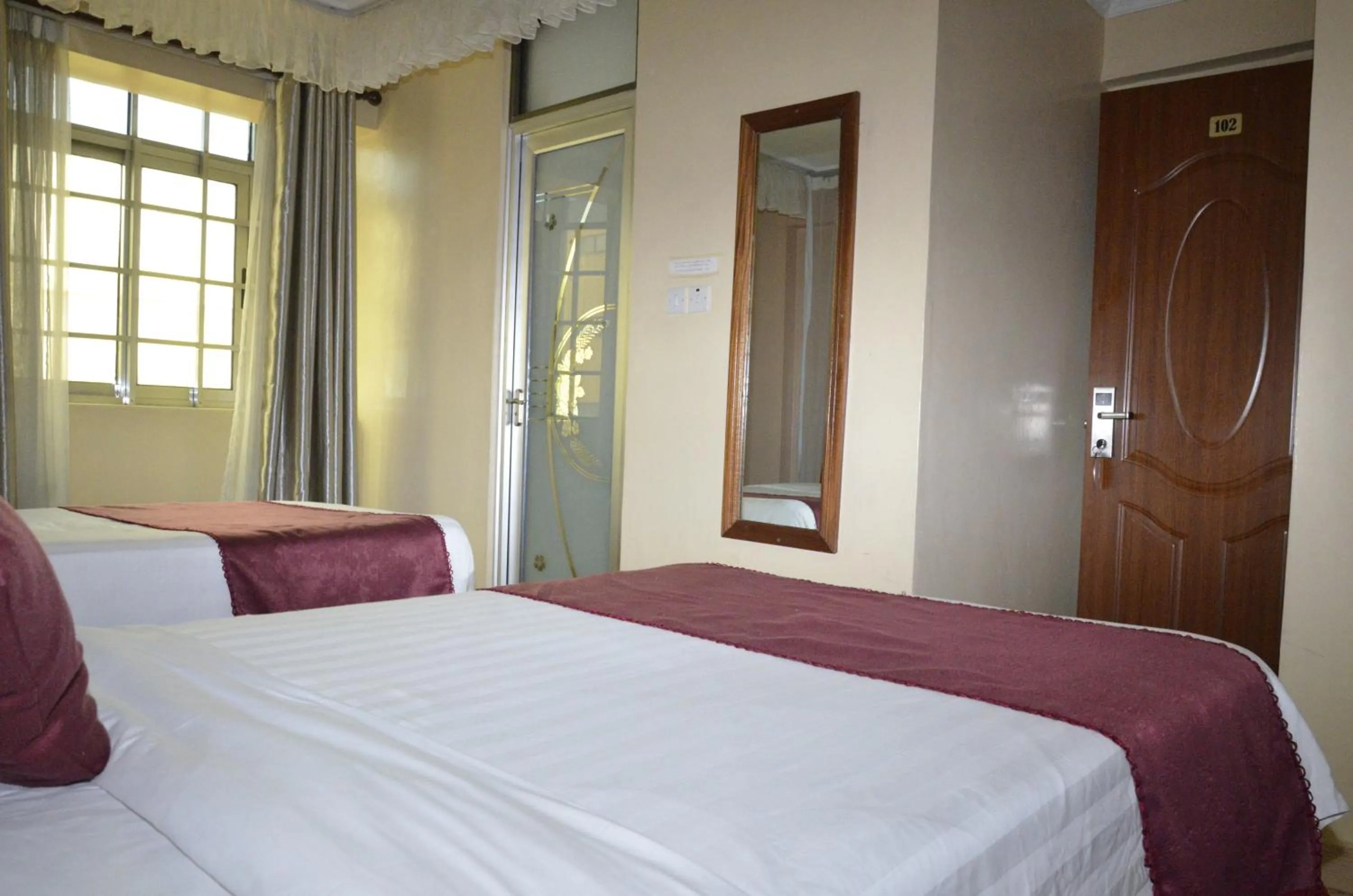 Photo of the whole room, Bed in Decasa Hotel