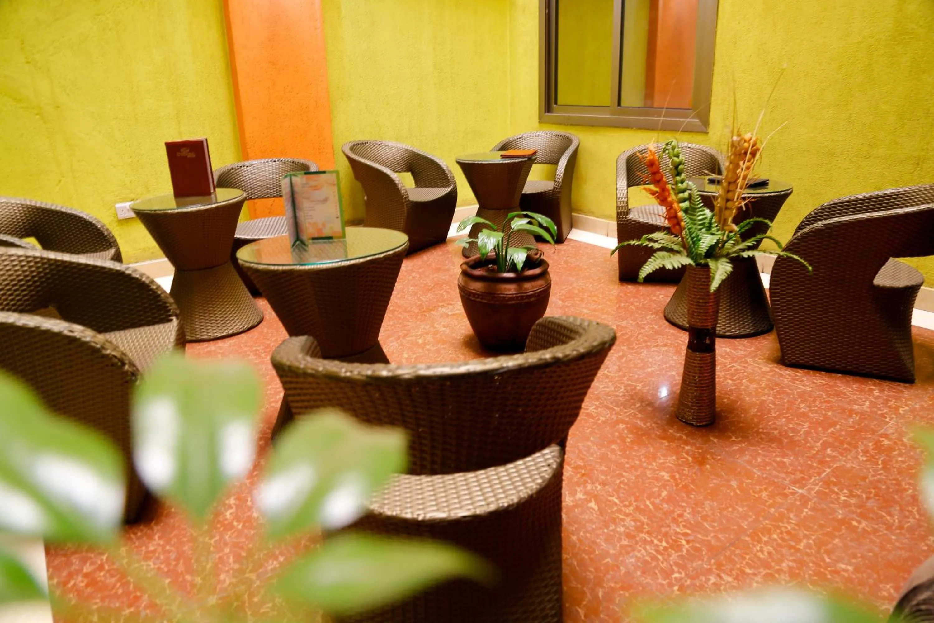 Restaurant/places to eat in Decasa Hotel