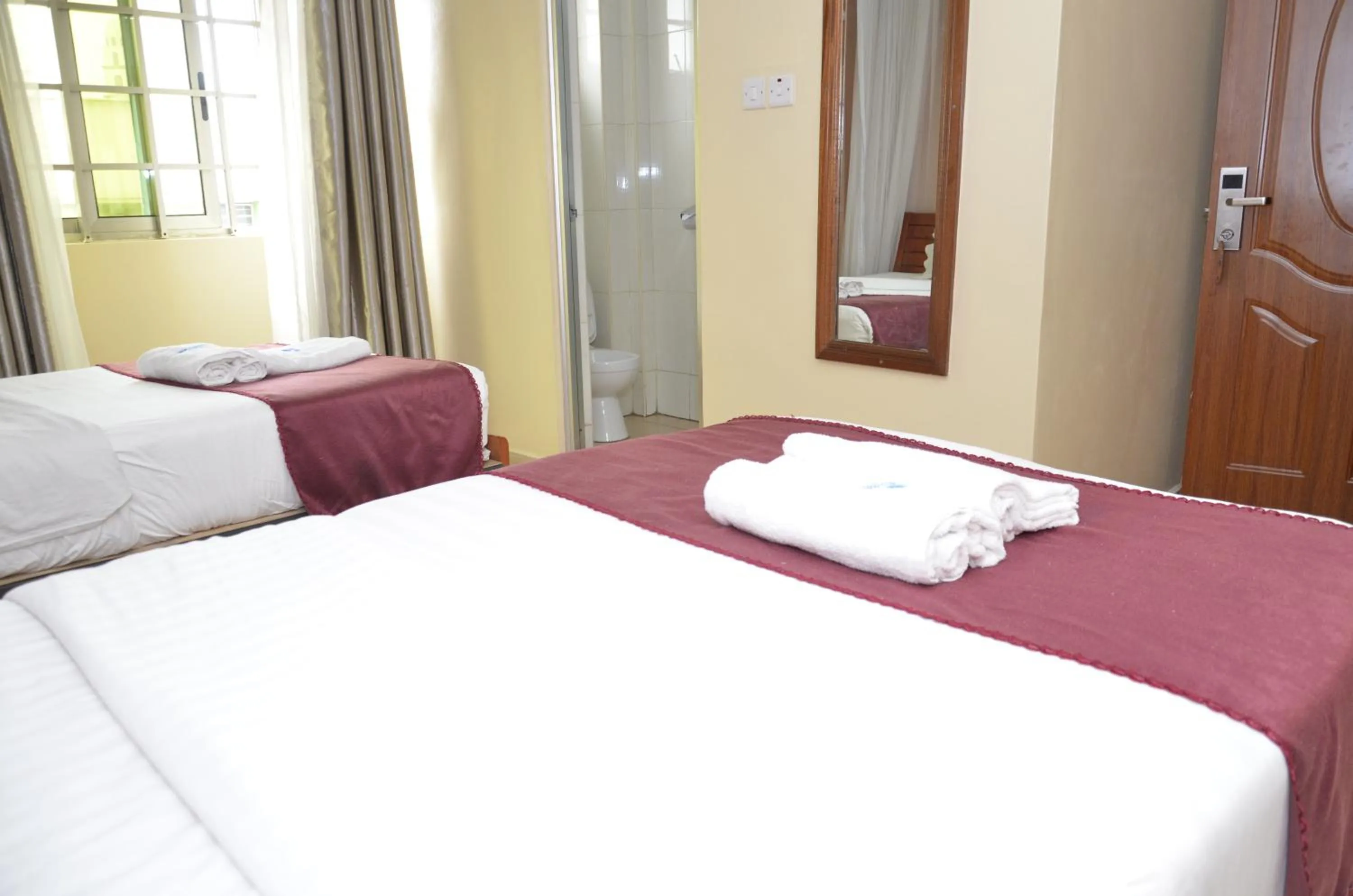 Photo of the whole room, Bed in Decasa Hotel