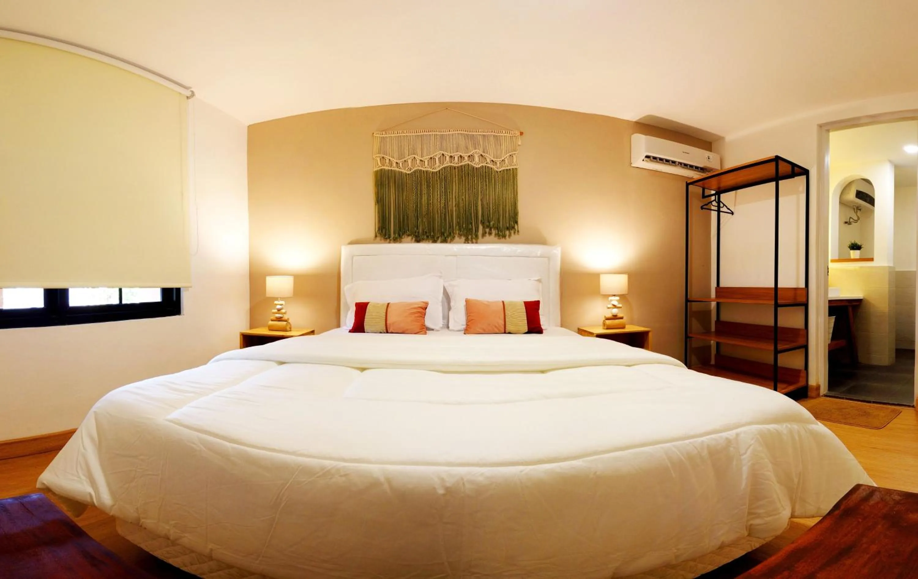 Bedroom, Bed in Ocean Beach Villas - Carita Kondominium