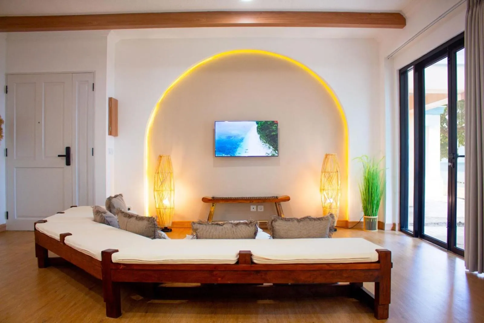 Living room, Bed in Ocean Beach Villas - Carita Kondominium