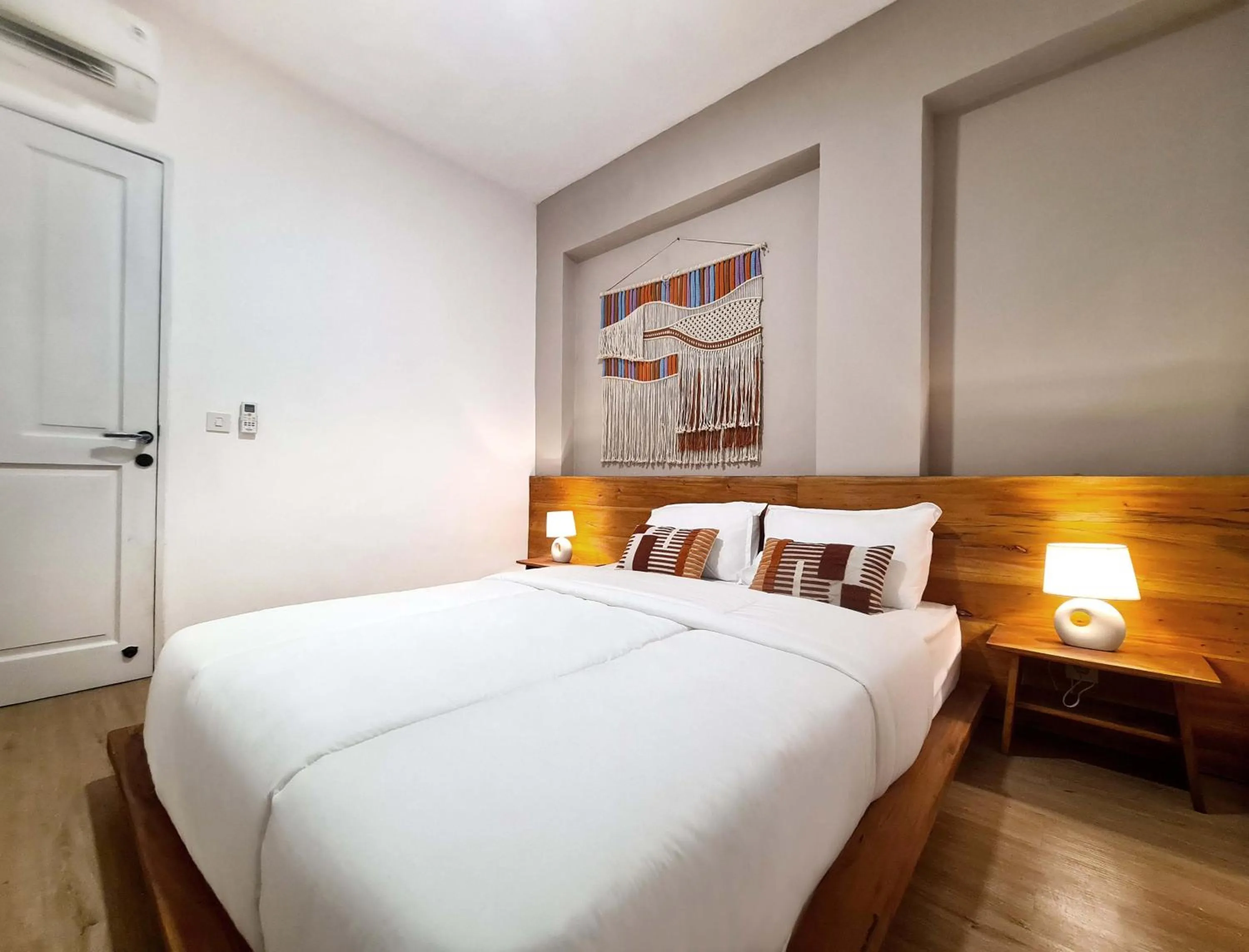 Bedroom, Bed in Ocean Beach Villas - Carita Kondominium