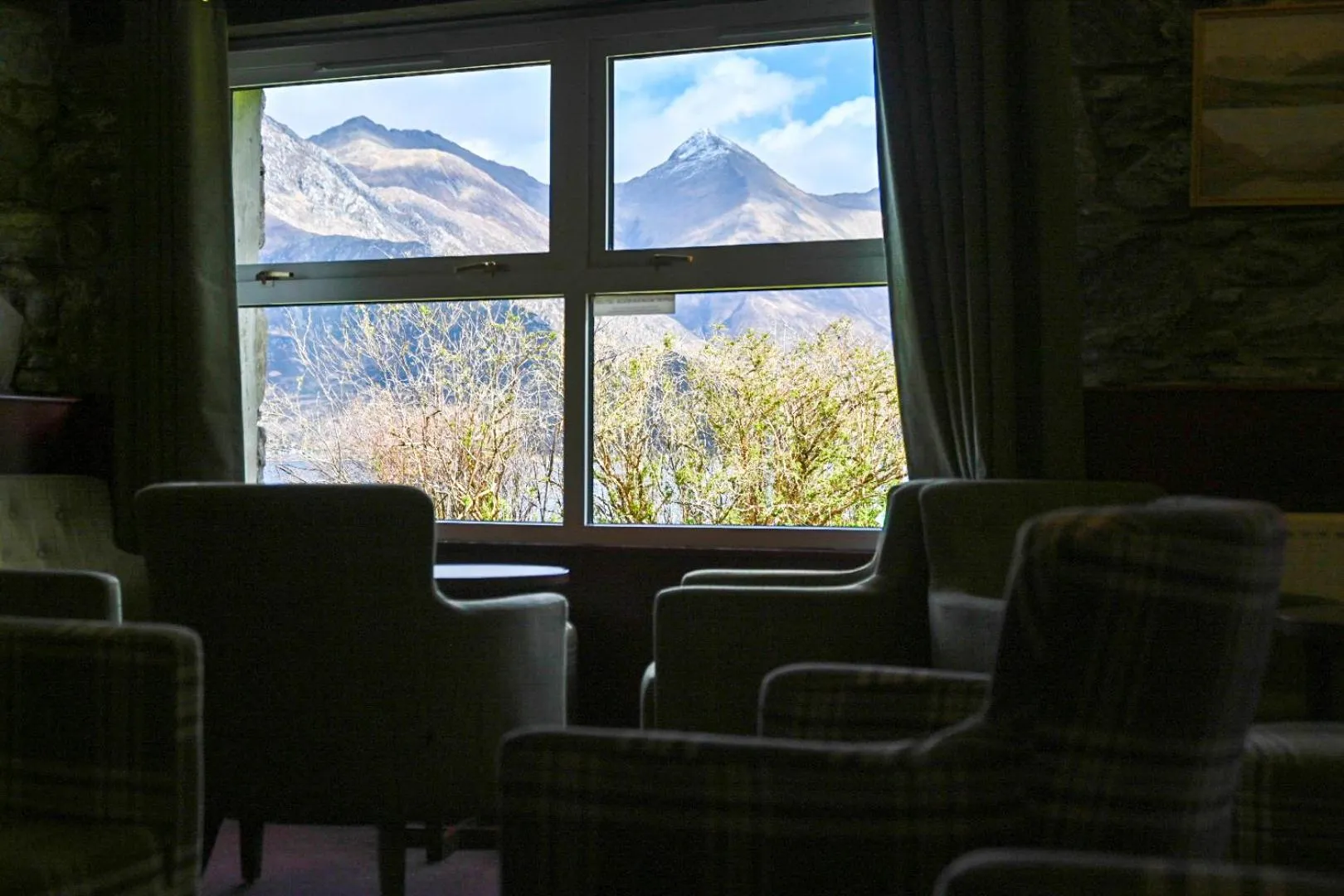 Communal lounge/ TV room in Ratagan Youth Hostel