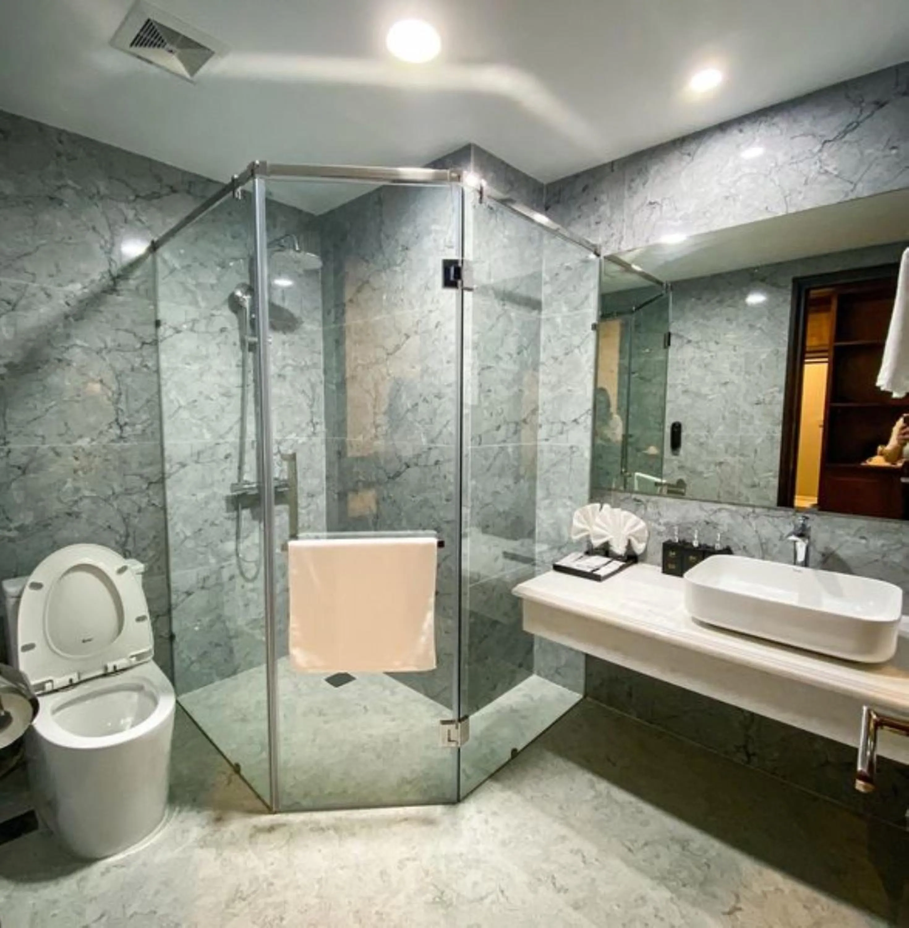 Bathroom in Peace Hotel Hạ Long