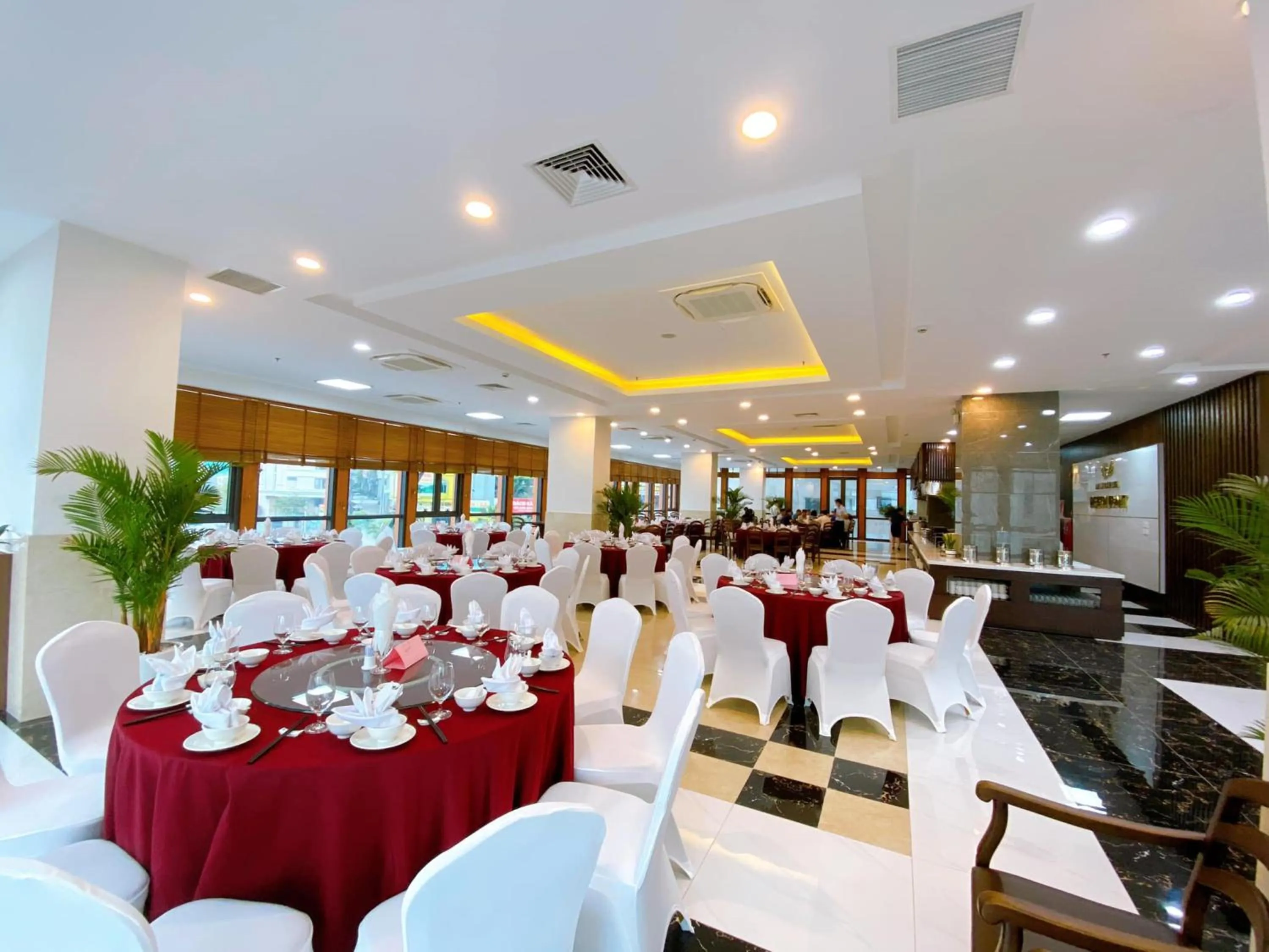 Restaurant/places to eat in Peace Hotel Hạ Long