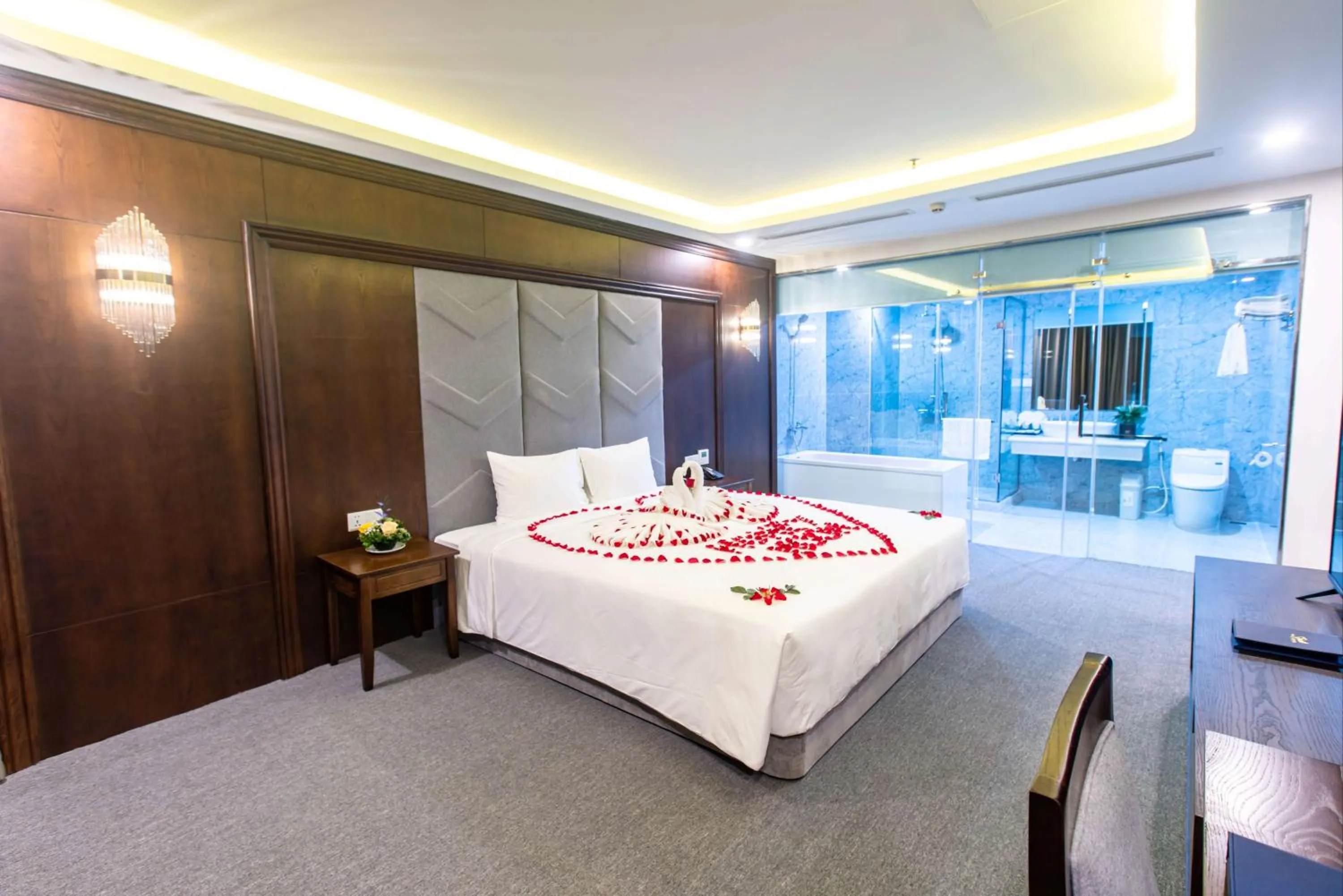 Bedroom, Bed in Peace Hotel Hạ Long