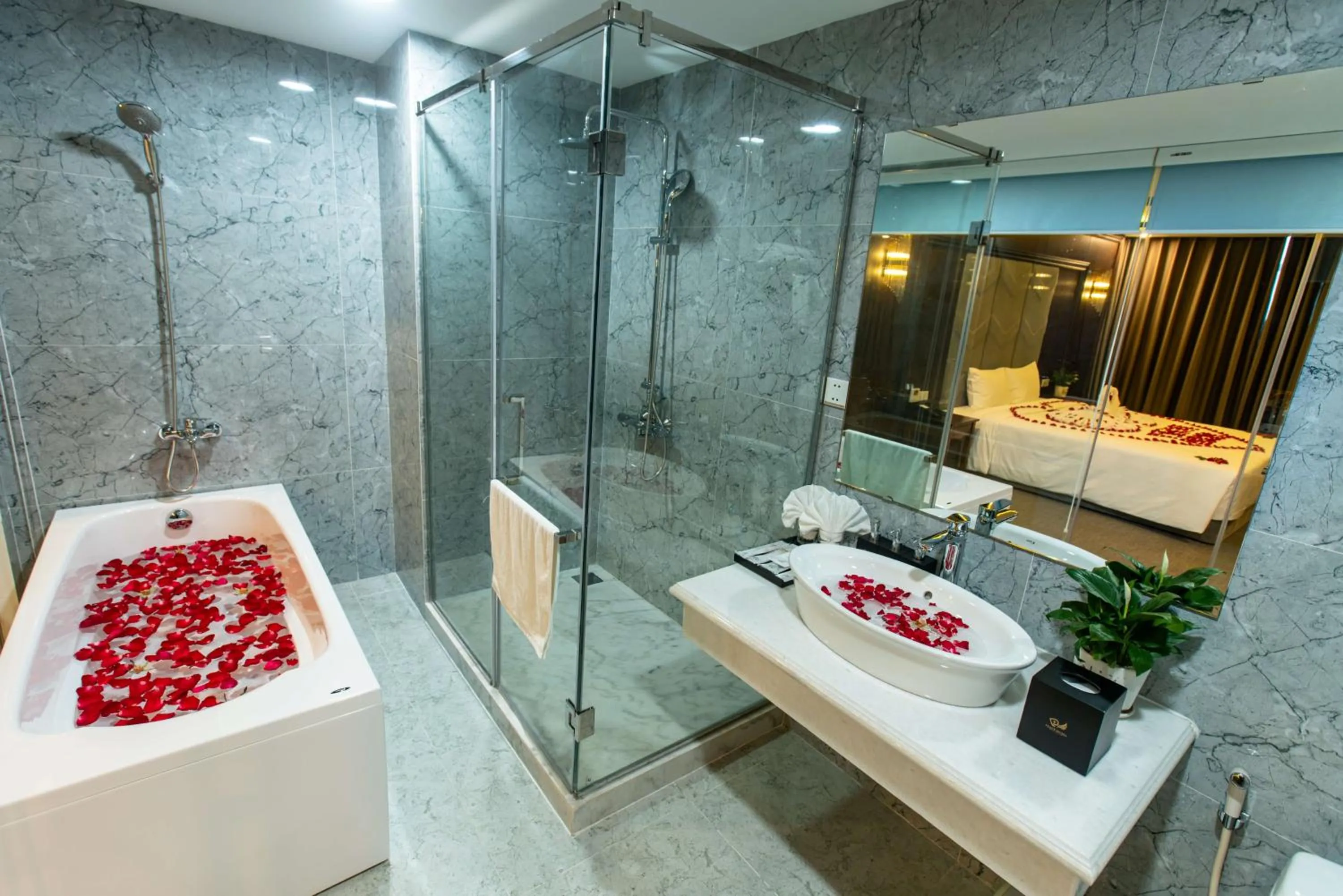 Shower in Peace Hotel Hạ Long