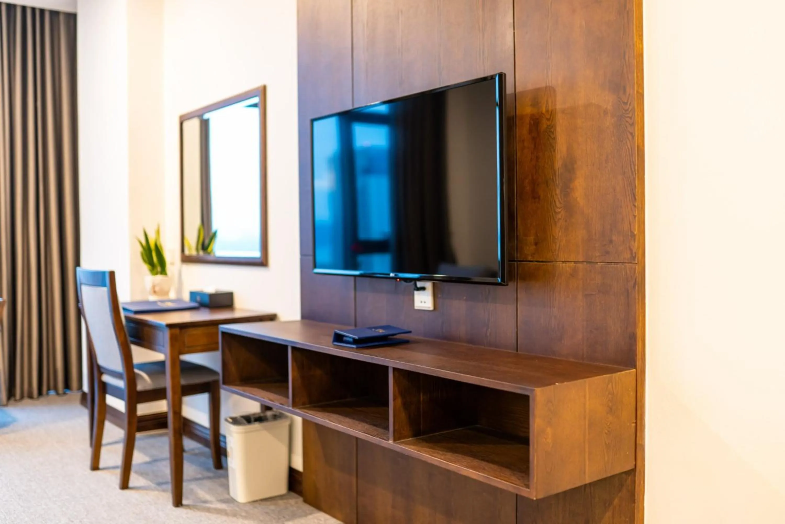 Photo of the whole room in Peace Hotel Hạ Long