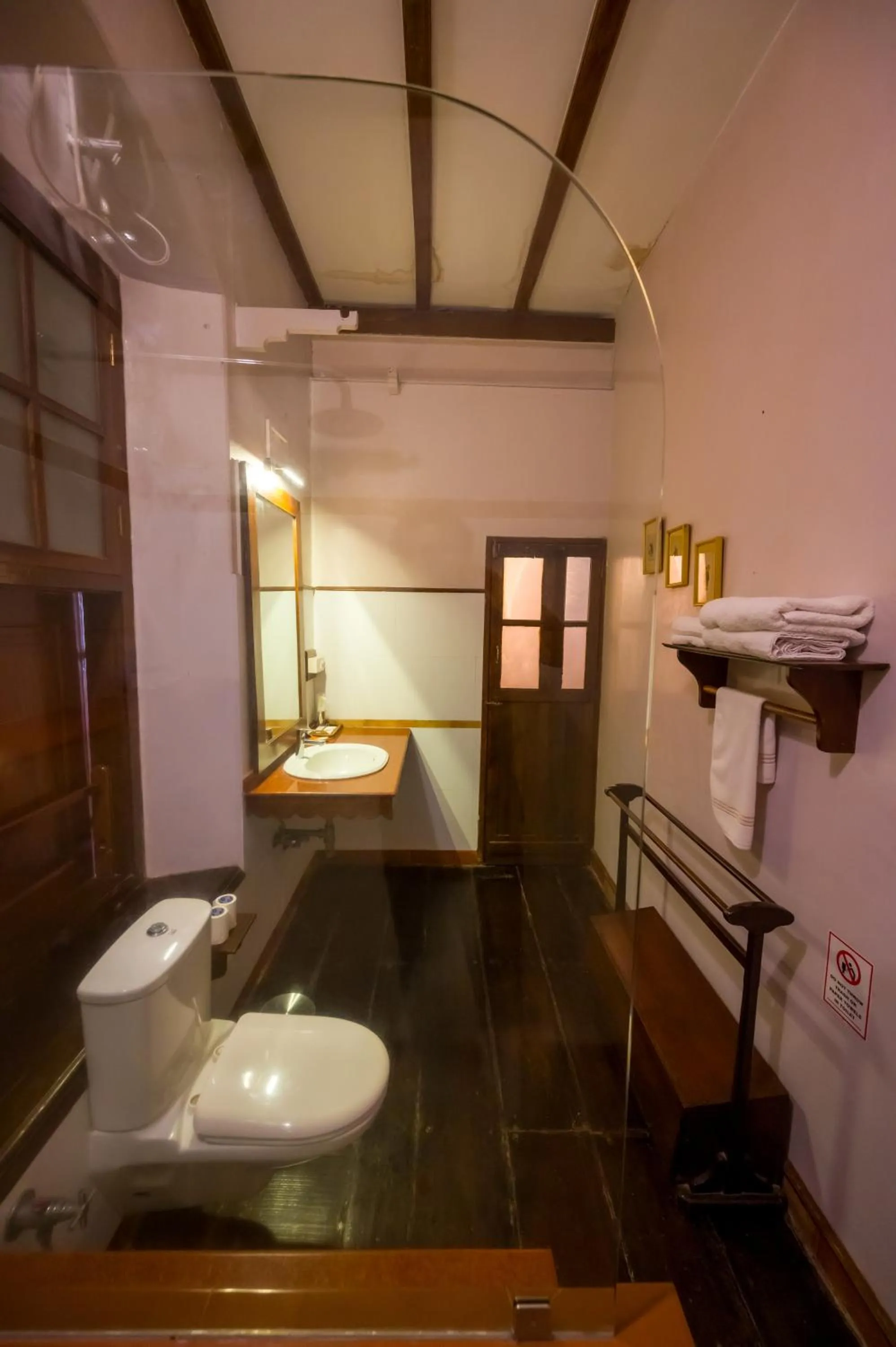 Bathroom in Old Courtyard Hotel