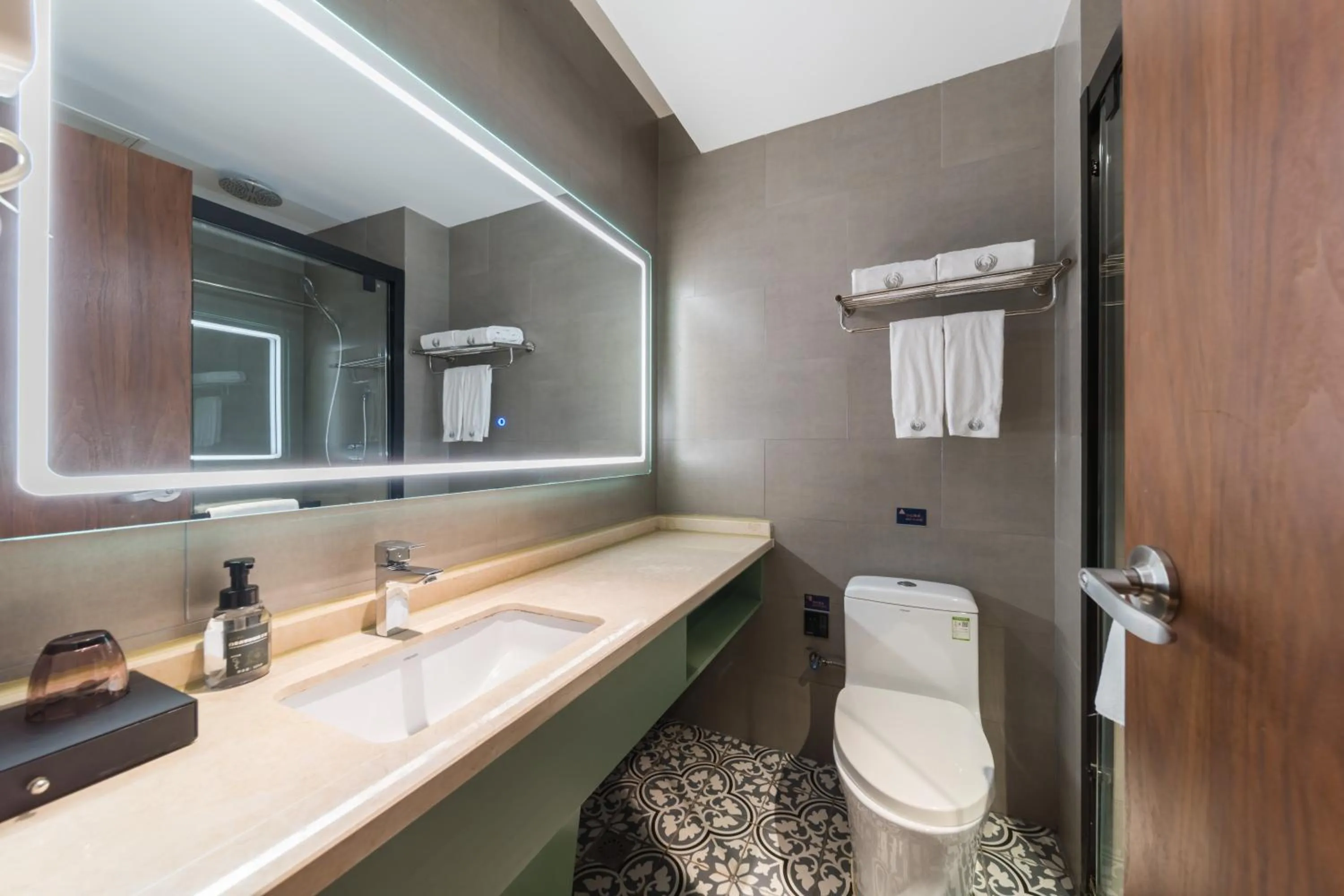 Toilet in GeMei Hotel Luoyang Longmen High-speed Railway Station