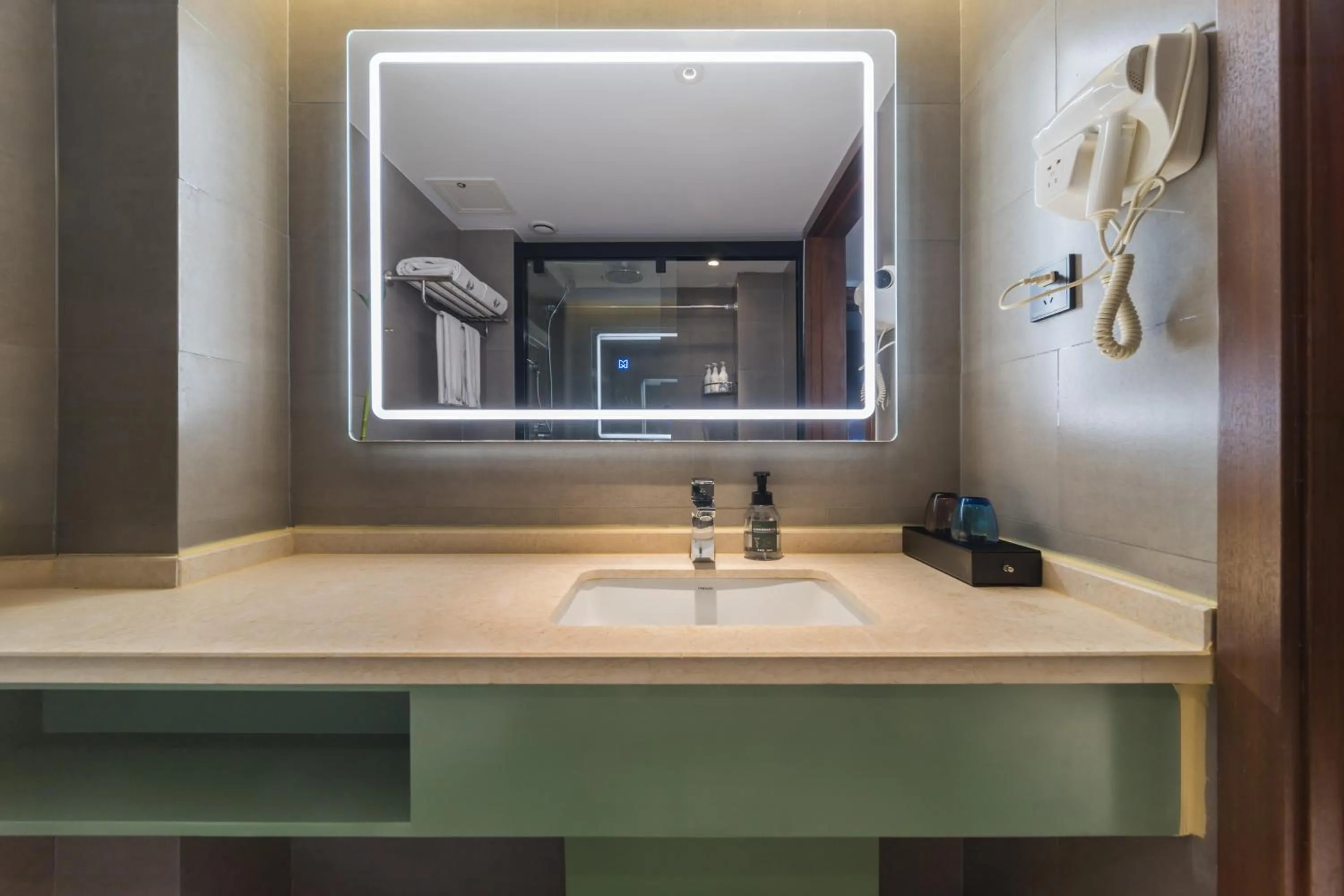 Bathroom in GeMei Hotel Luoyang Longmen High-speed Railway Station