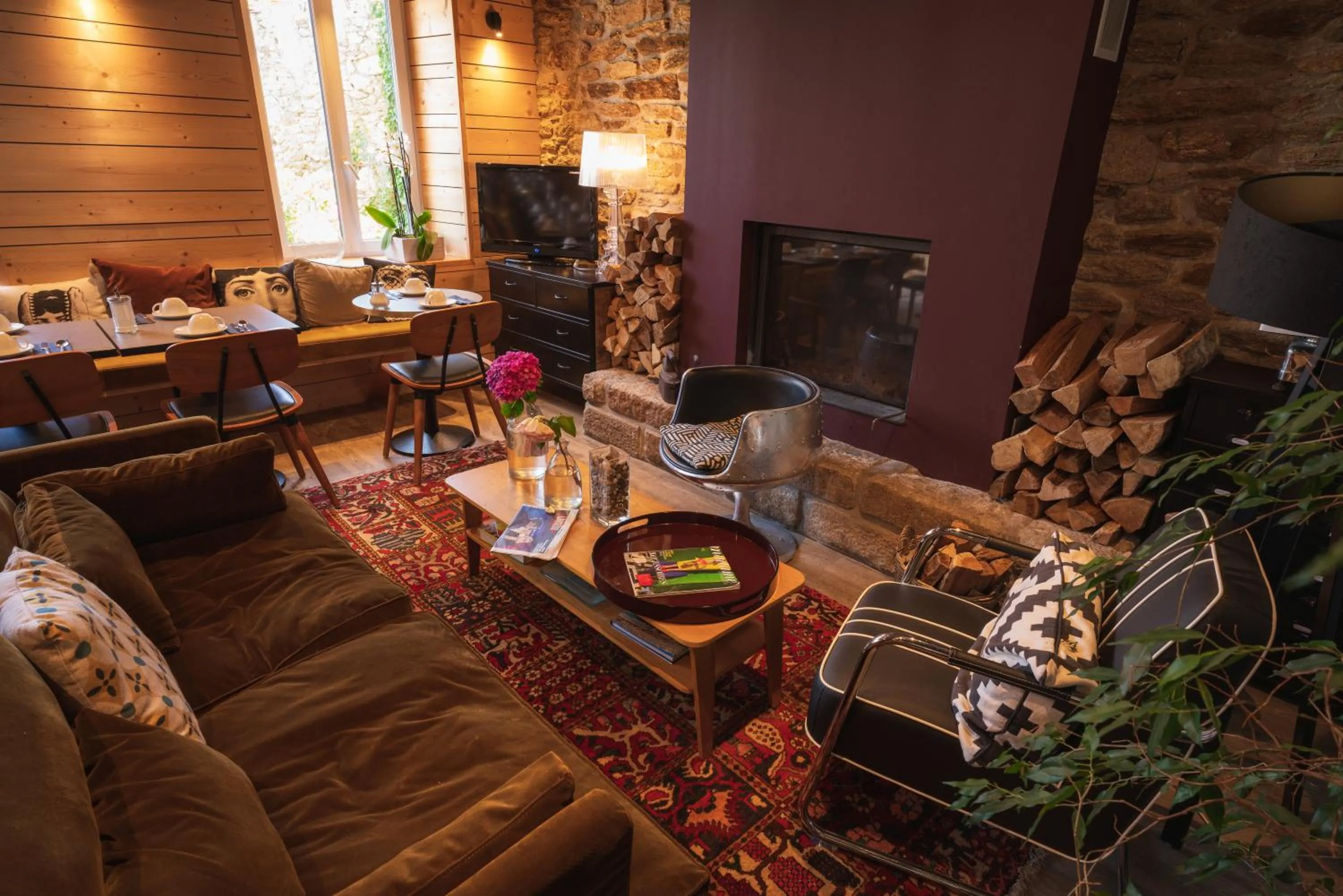 Communal lounge/ TV room in Ty Mad Hôtel