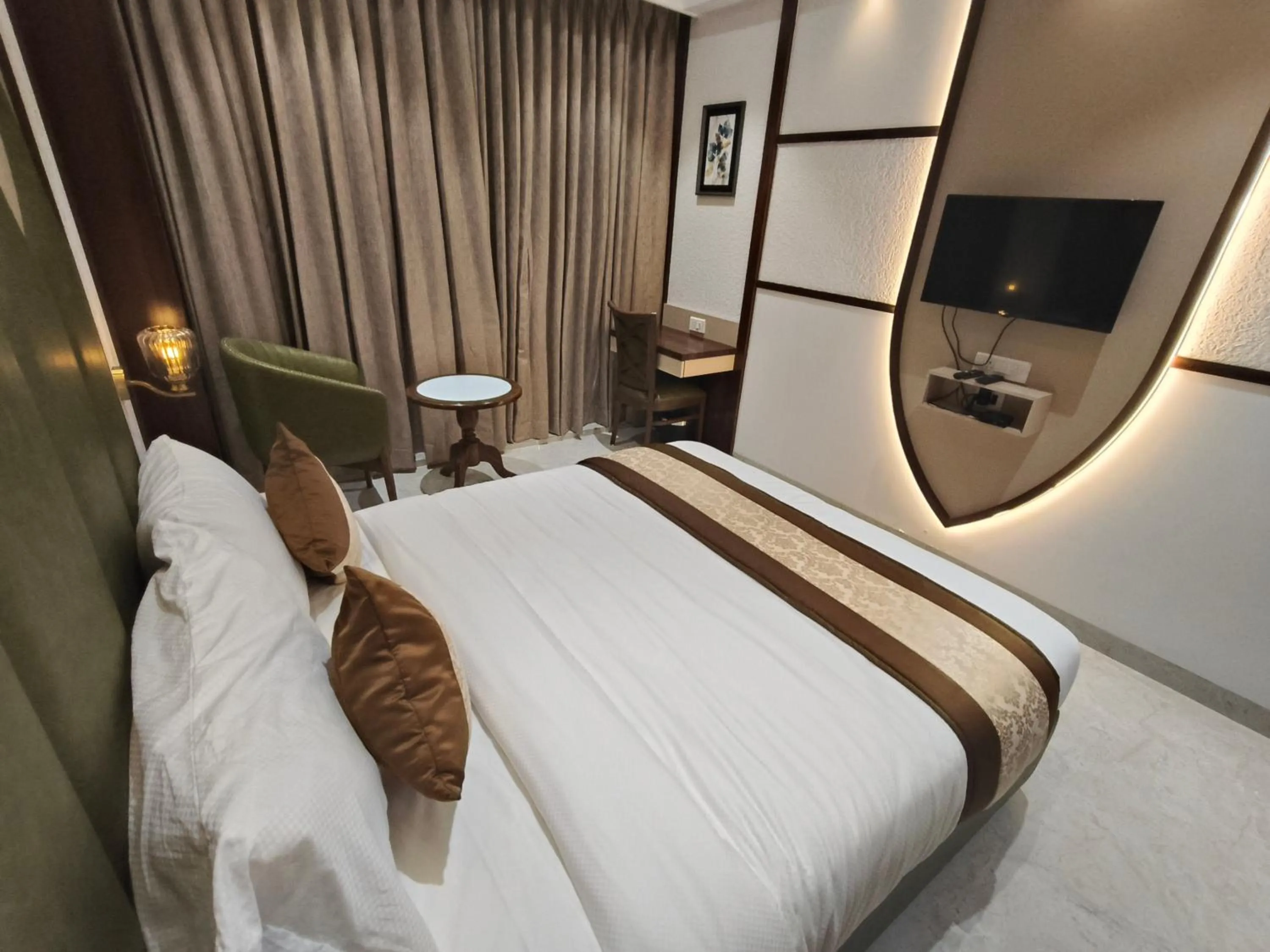 Bedroom, Bed in Hotel Sonesta Suites - Thane
