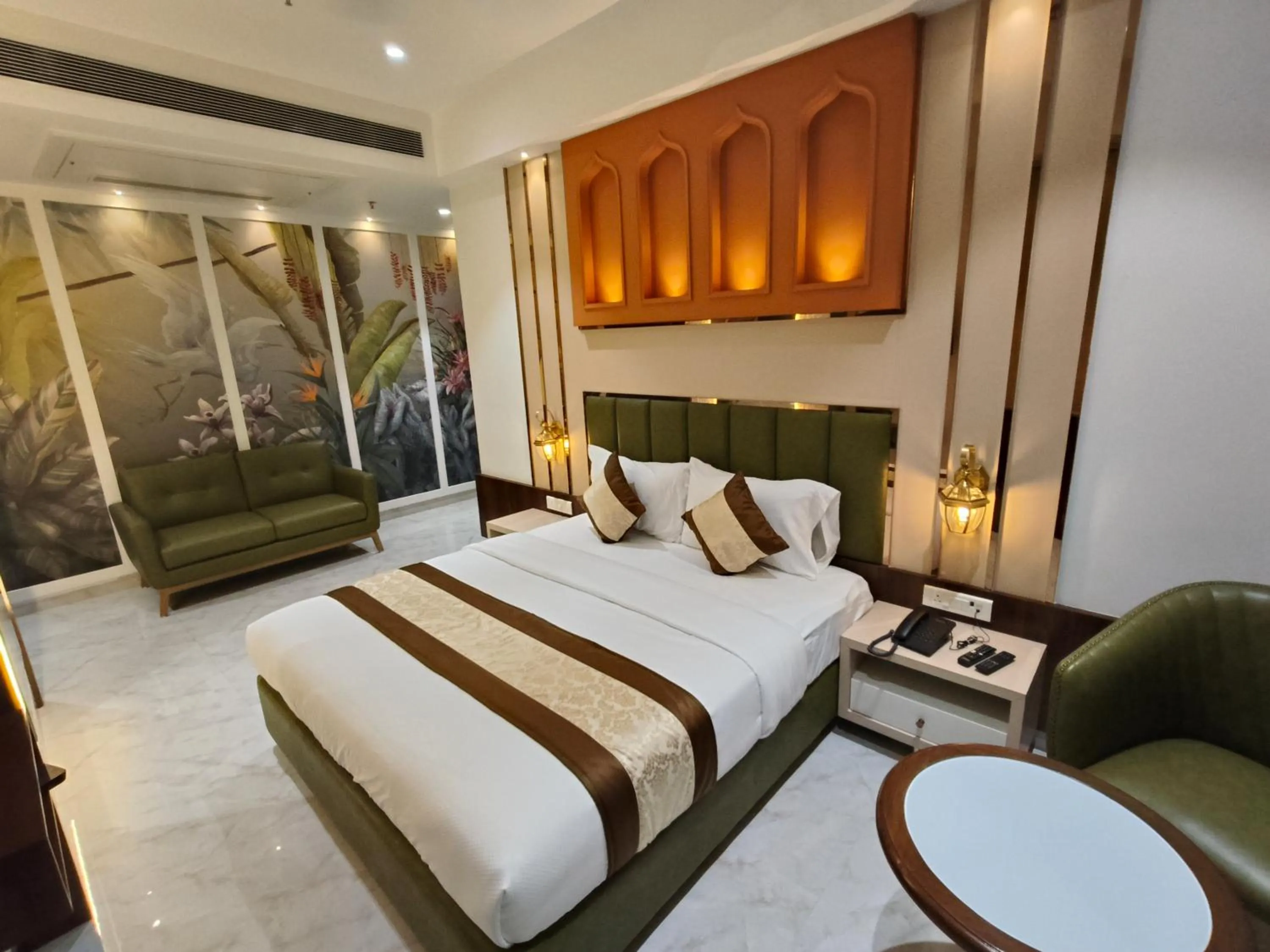 Bedroom, Bed in Hotel Sonesta Suites - Thane