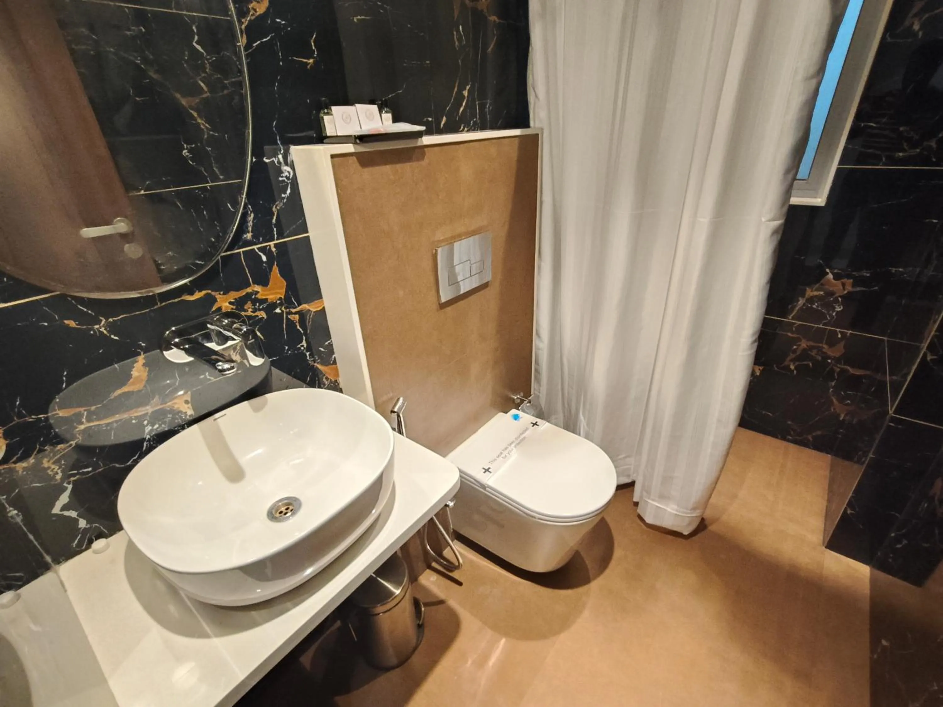 Bathroom in Hotel Sonesta Suites - Thane