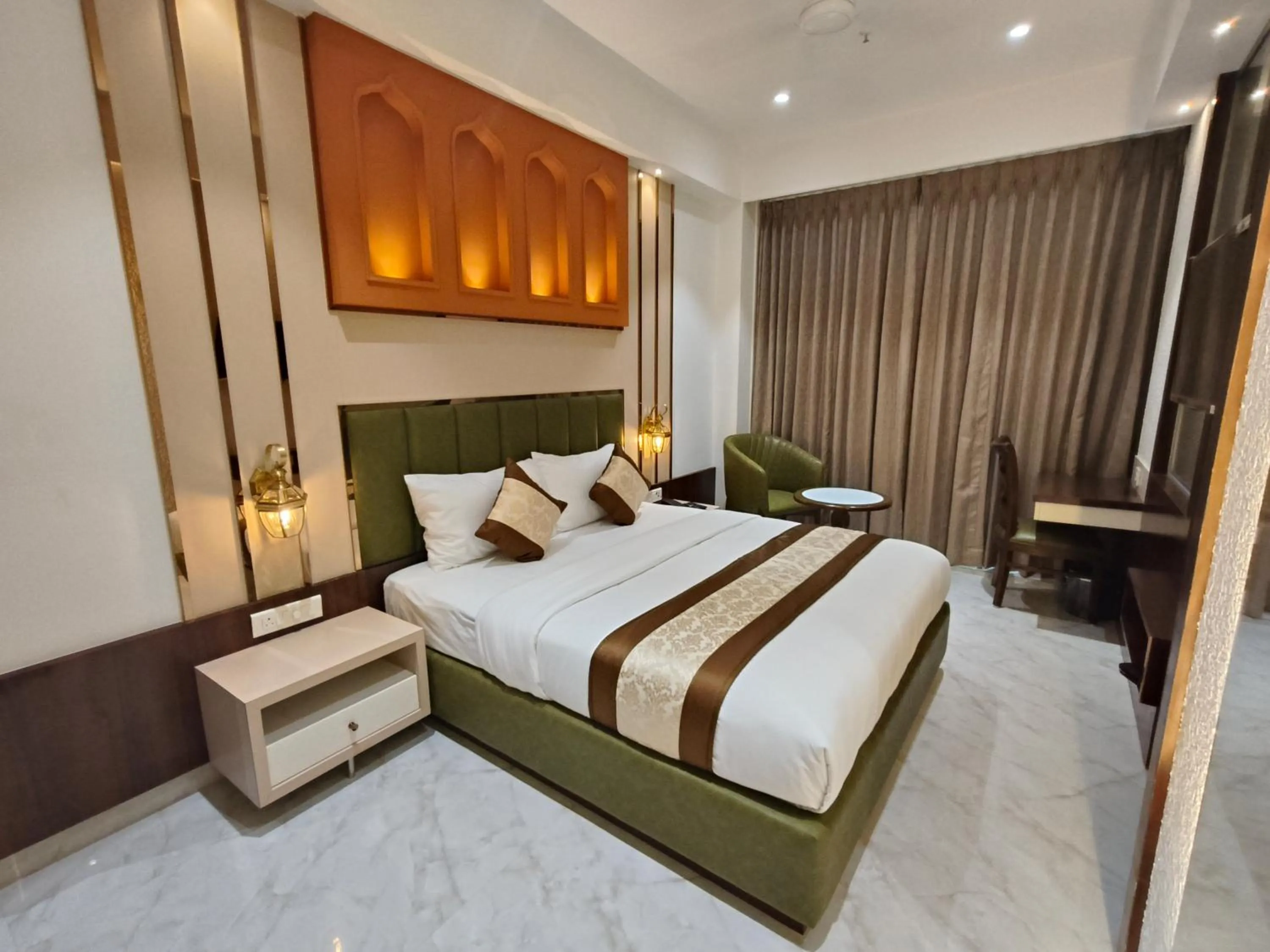 Bedroom, Bed in Hotel Sonesta Suites - Thane