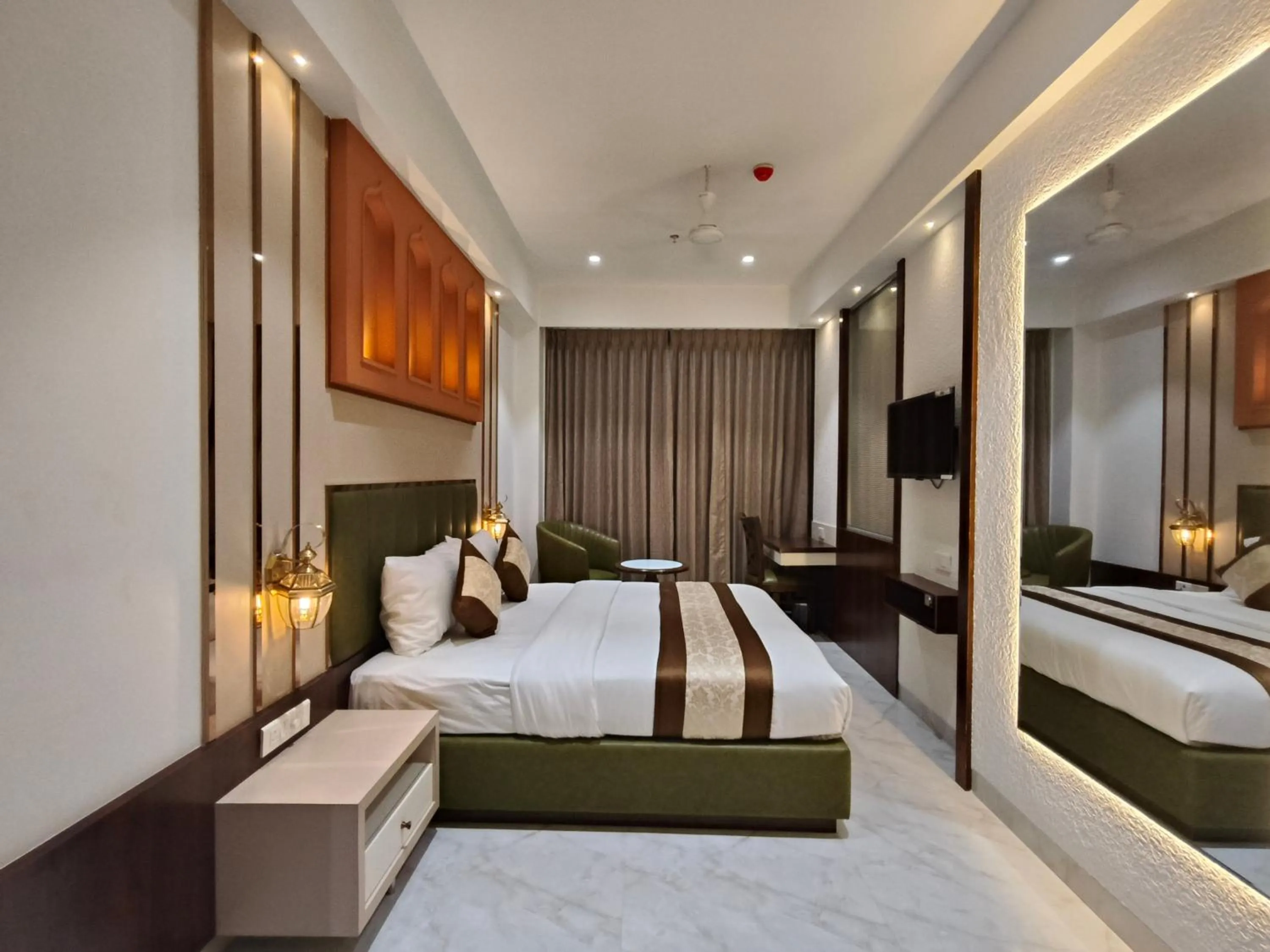 Bedroom, Bed in Hotel Sonesta Suites - Thane