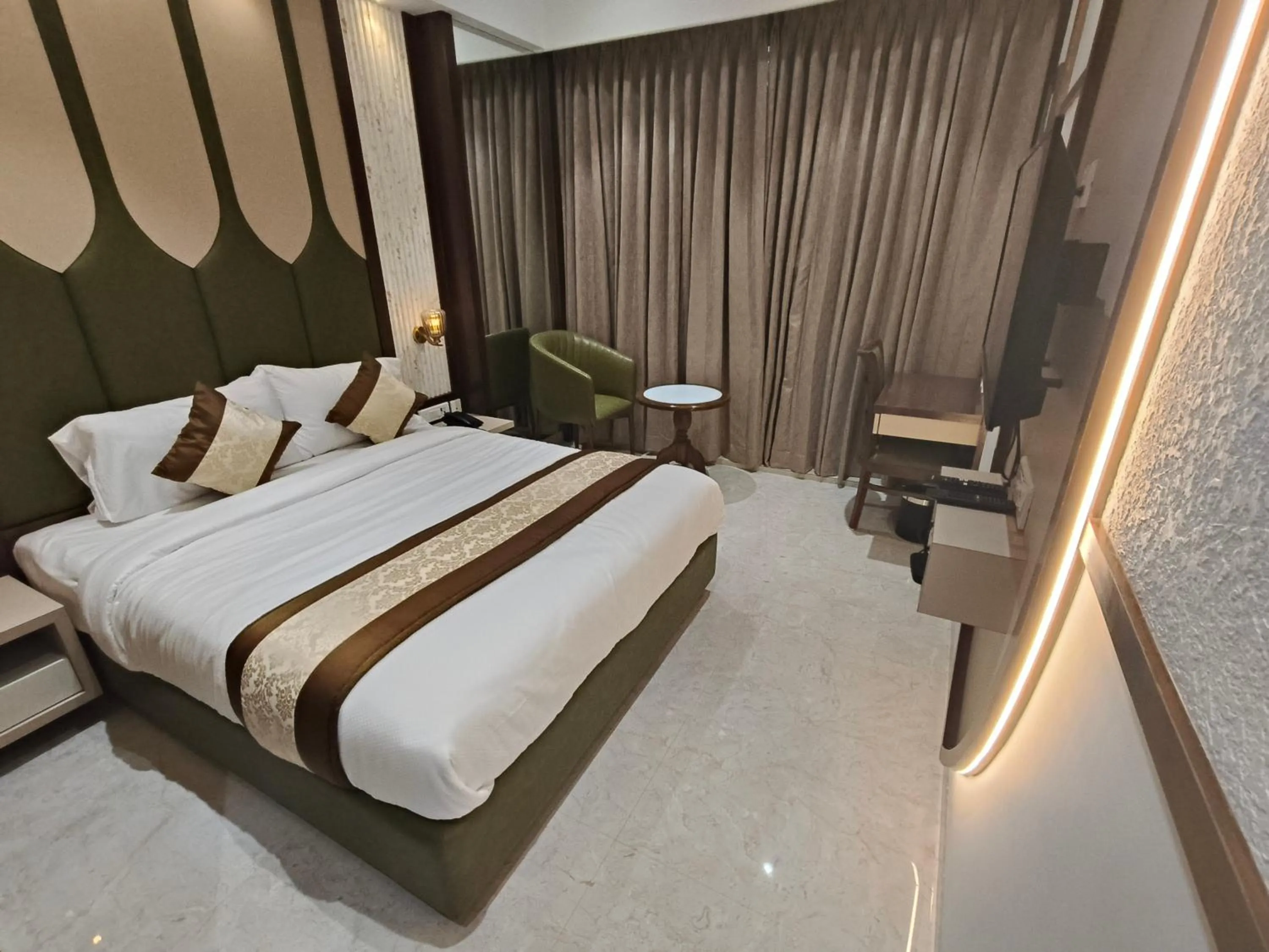 Bedroom, Bed in Hotel Sonesta Suites - Thane