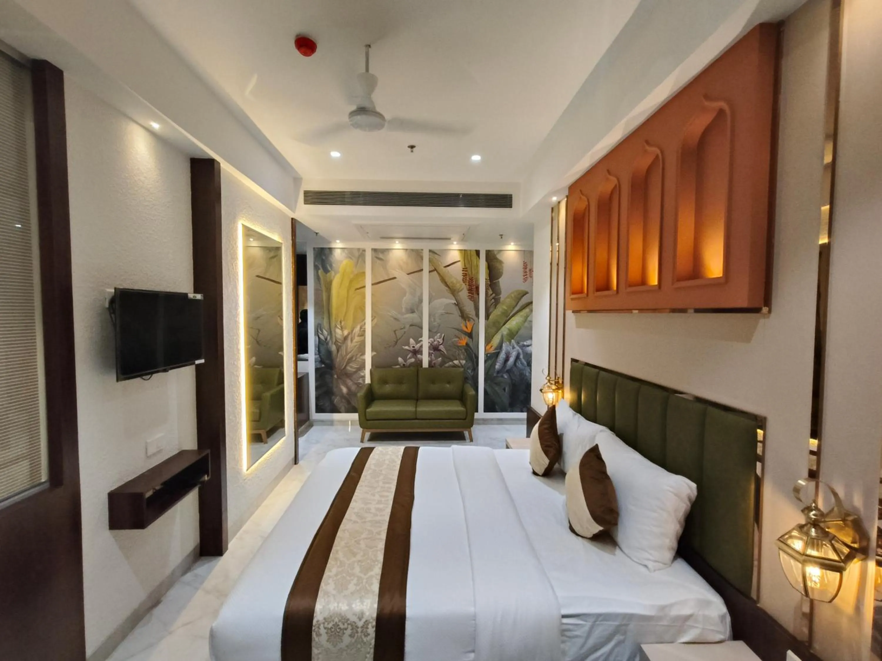 Bedroom, Bed in Hotel Sonesta Suites - Thane