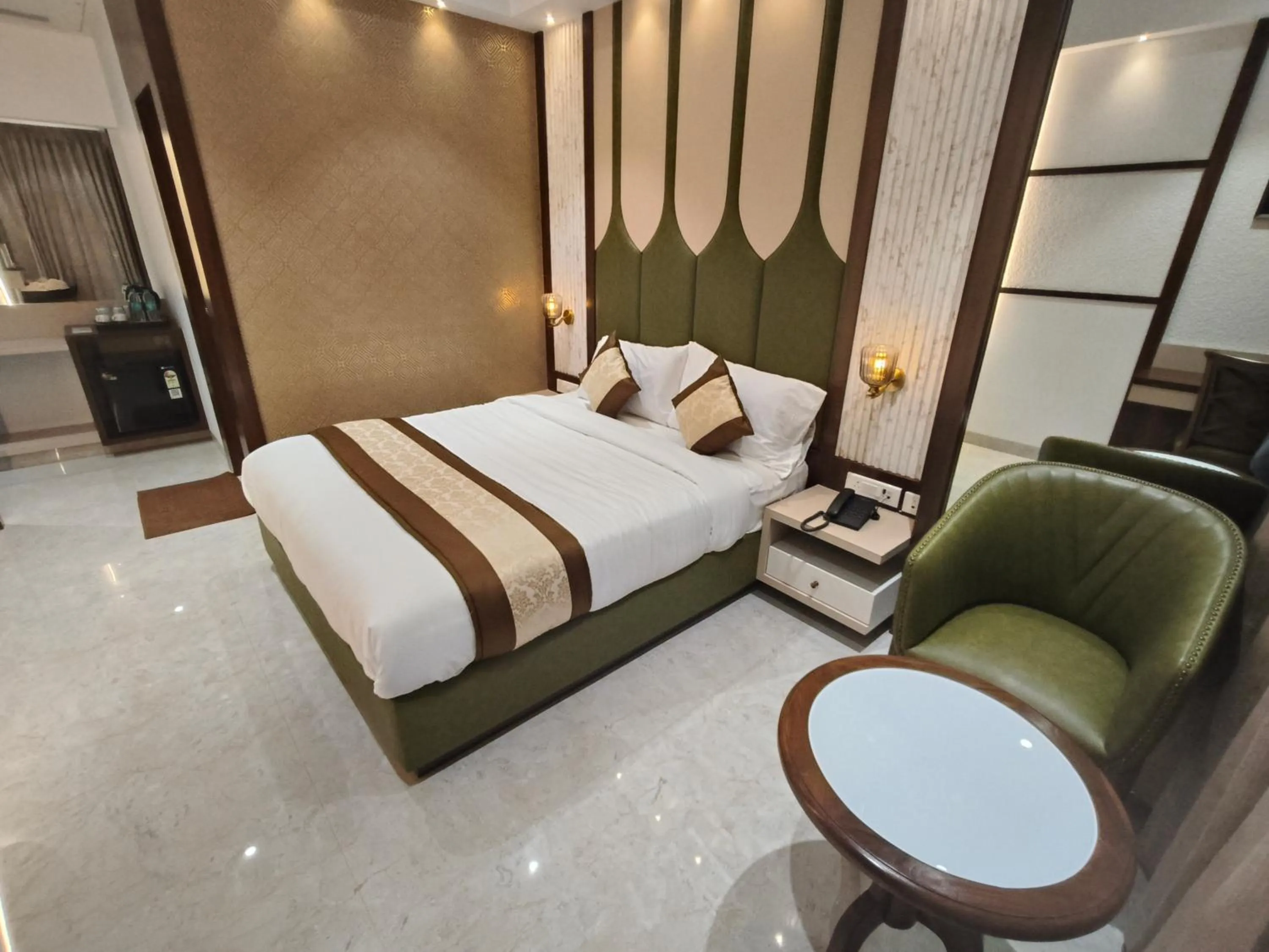 Bedroom, Bed in Hotel Sonesta Suites - Thane