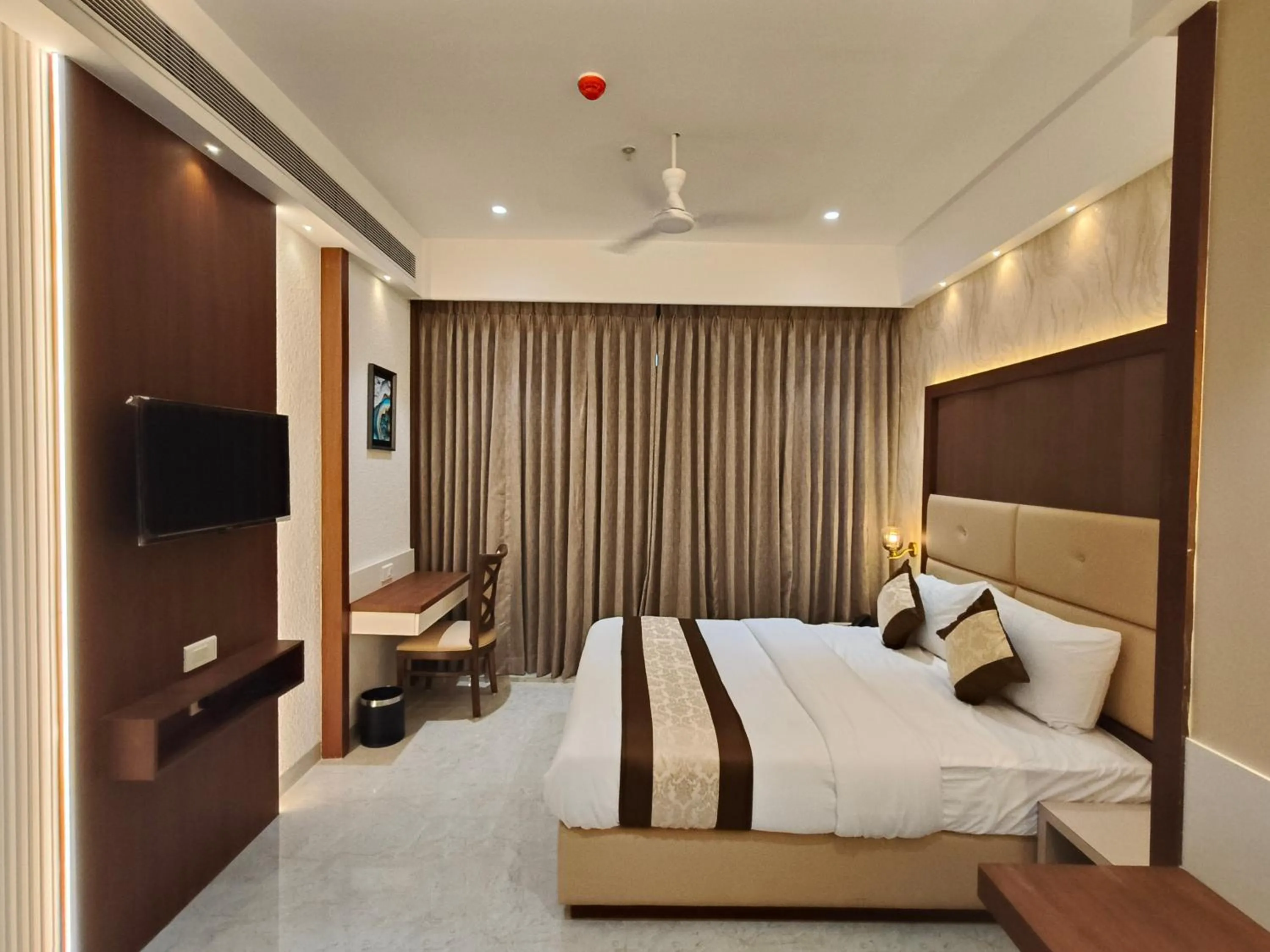 Bedroom, Bed in Hotel Sonesta Suites - Thane