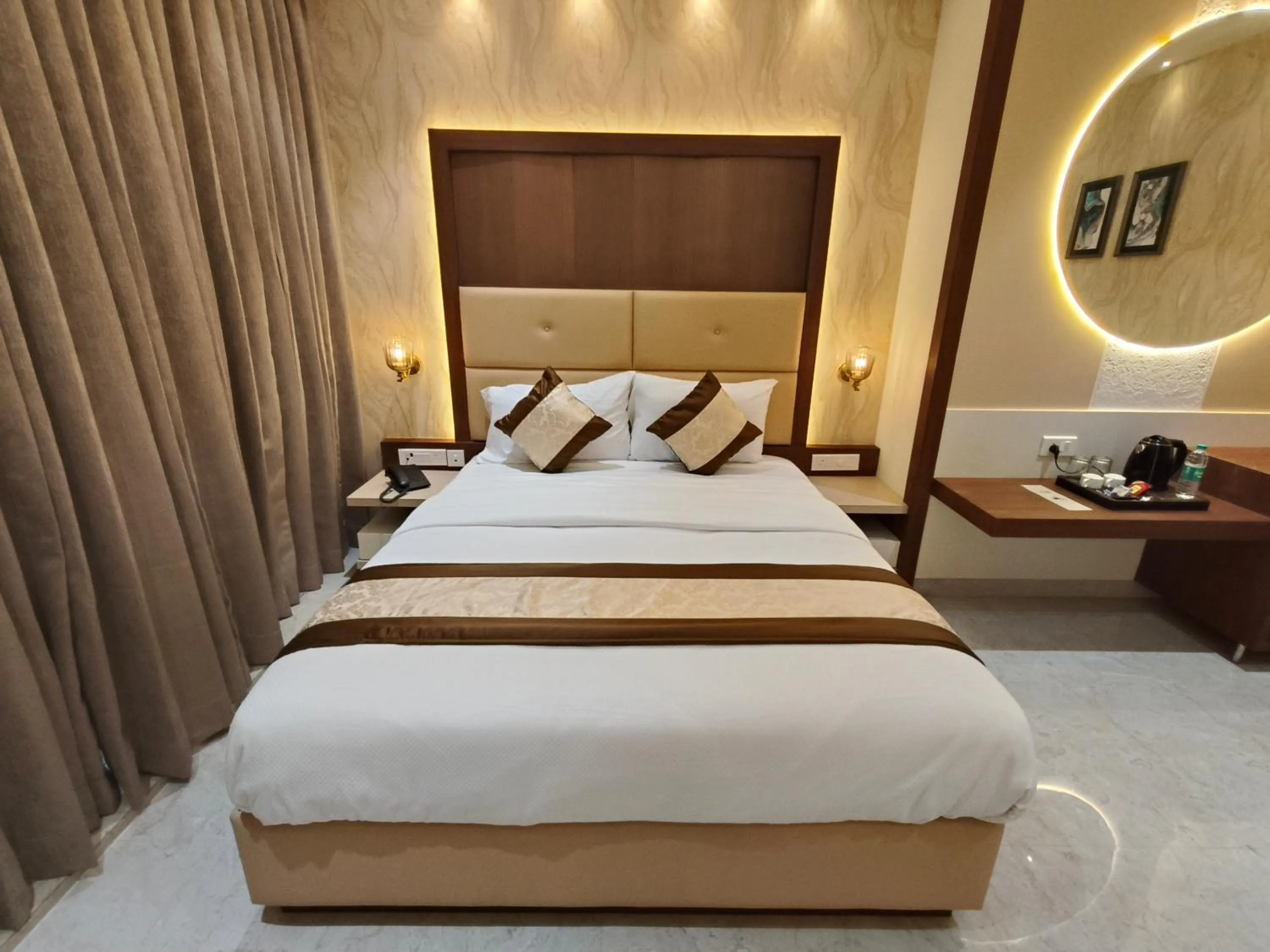 Bedroom, Bed in Hotel Sonesta Suites - Thane
