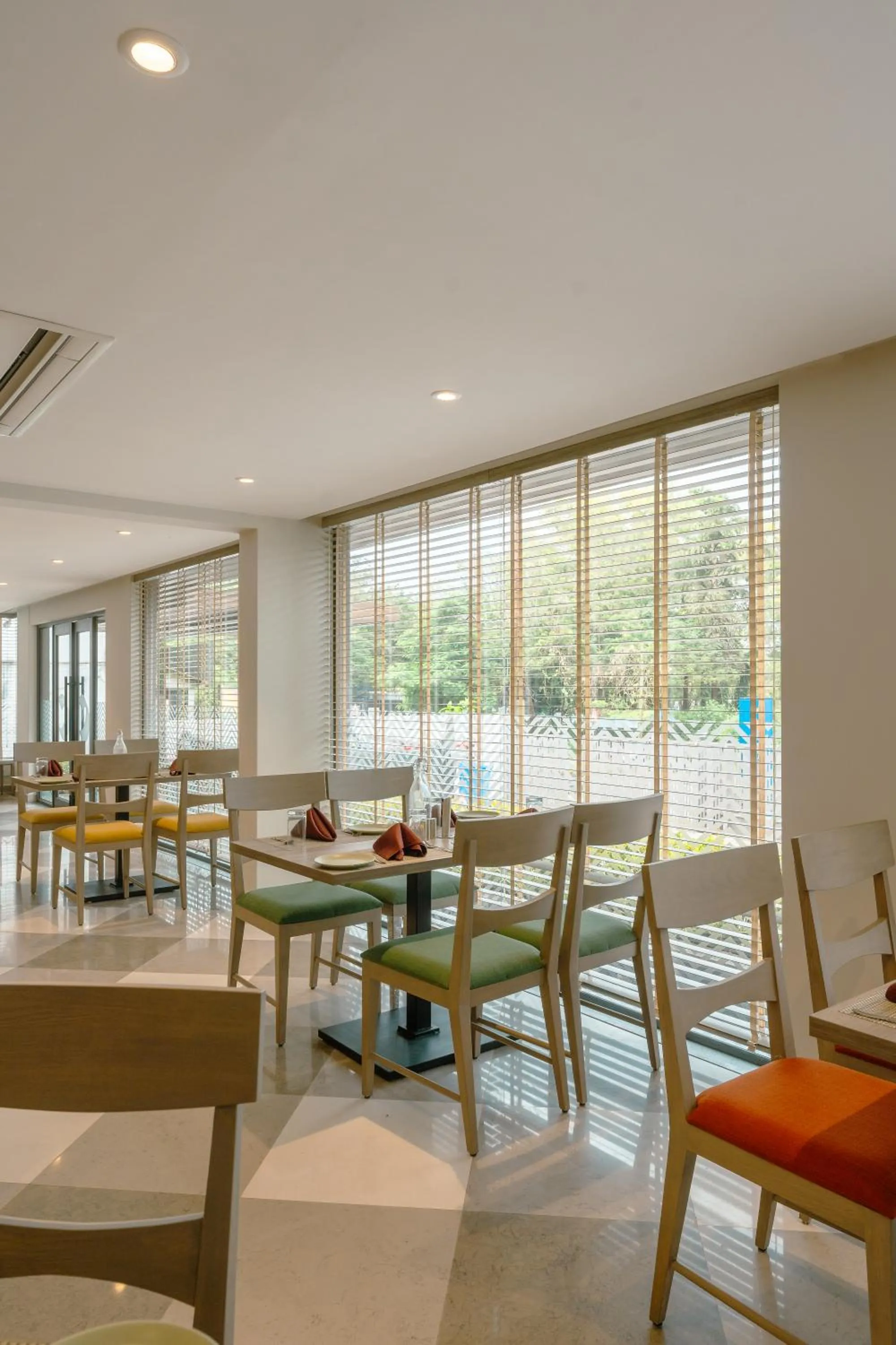 Restaurant/places to eat in Comfort Inn Elite