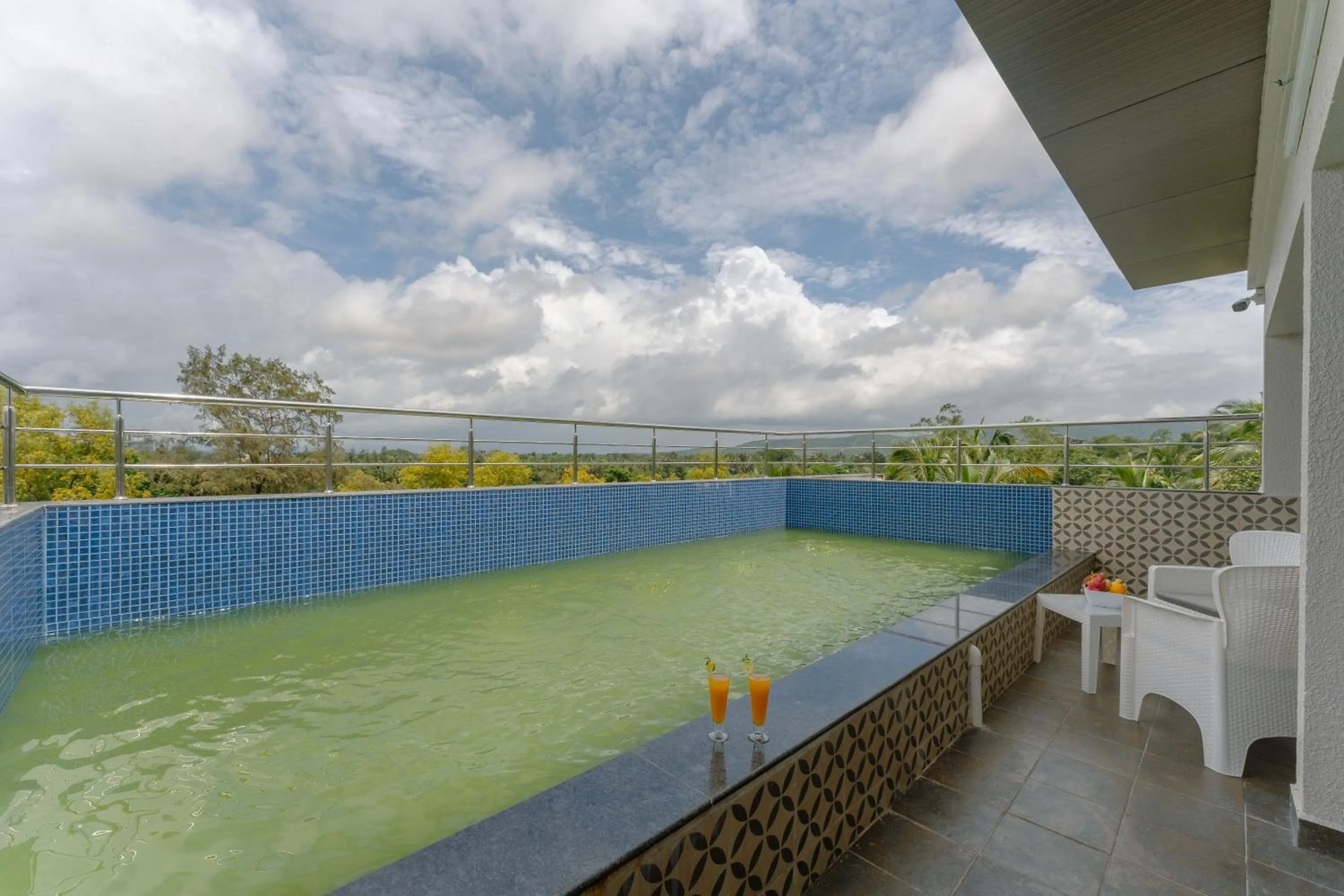 Swimming pool in Comfort Inn Elite