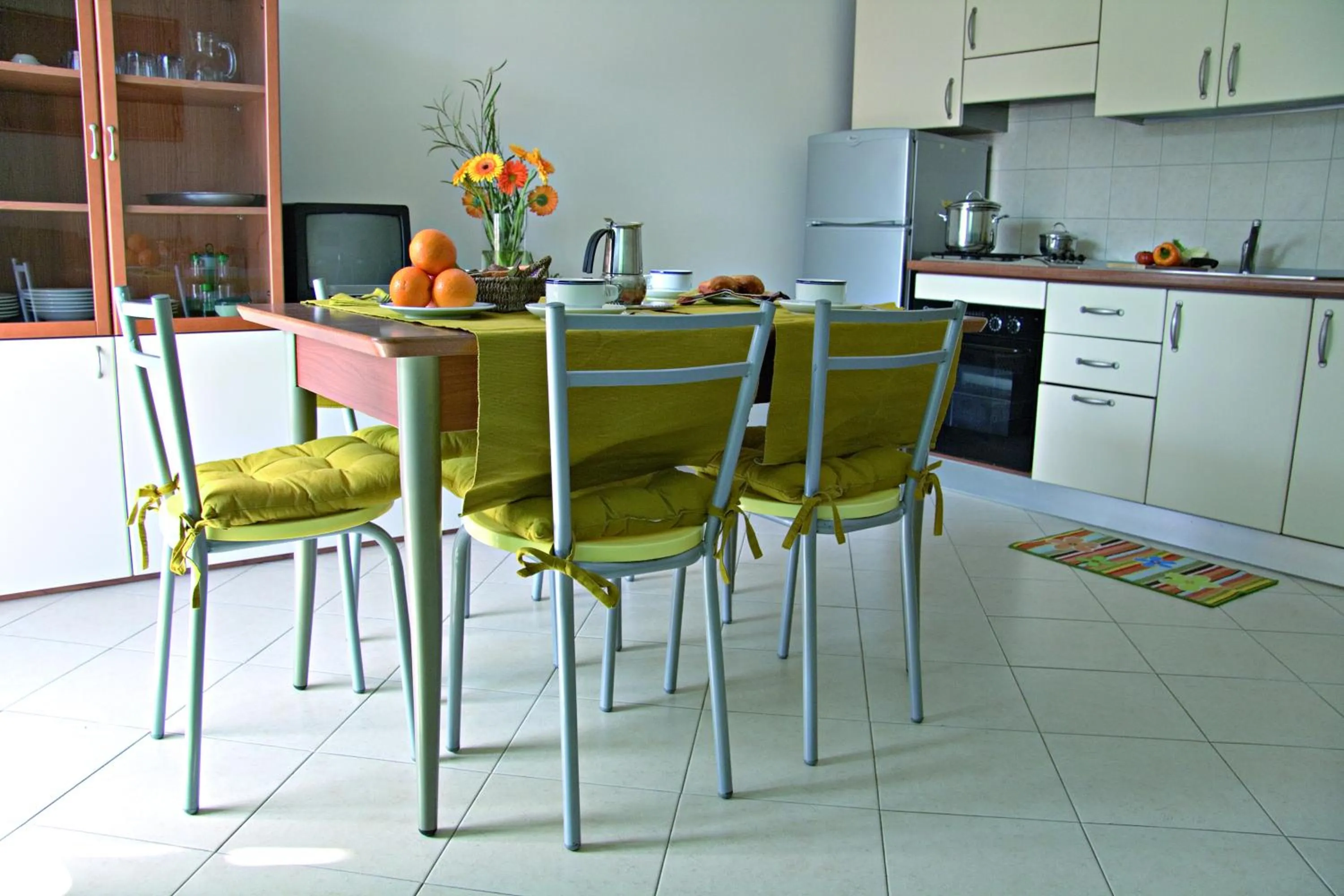 Communal kitchen in Residence La Casetta
