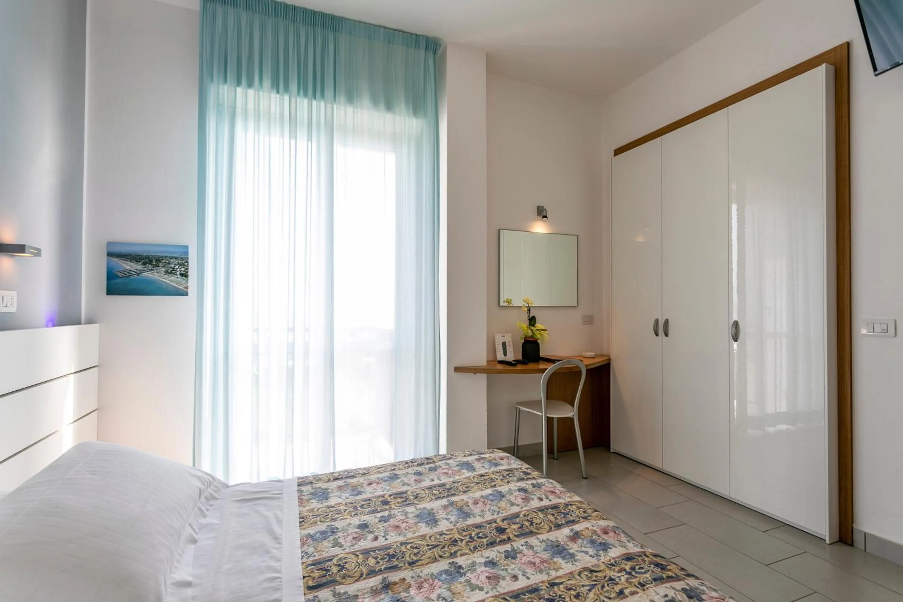 TV and multimedia in Hotel Baya - in centro, sul mare