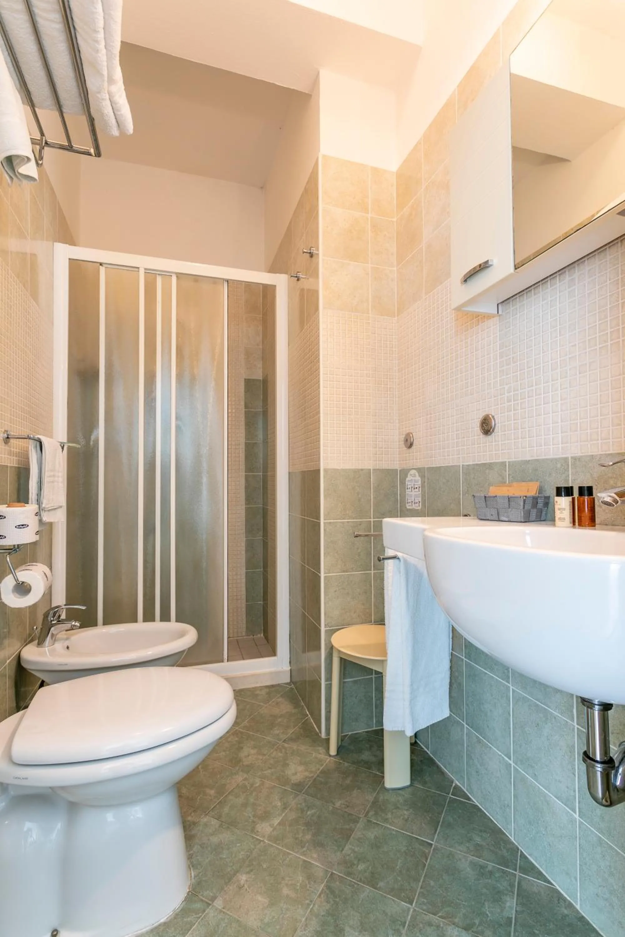 Shower in Hotel Baya - in centro, sul mare