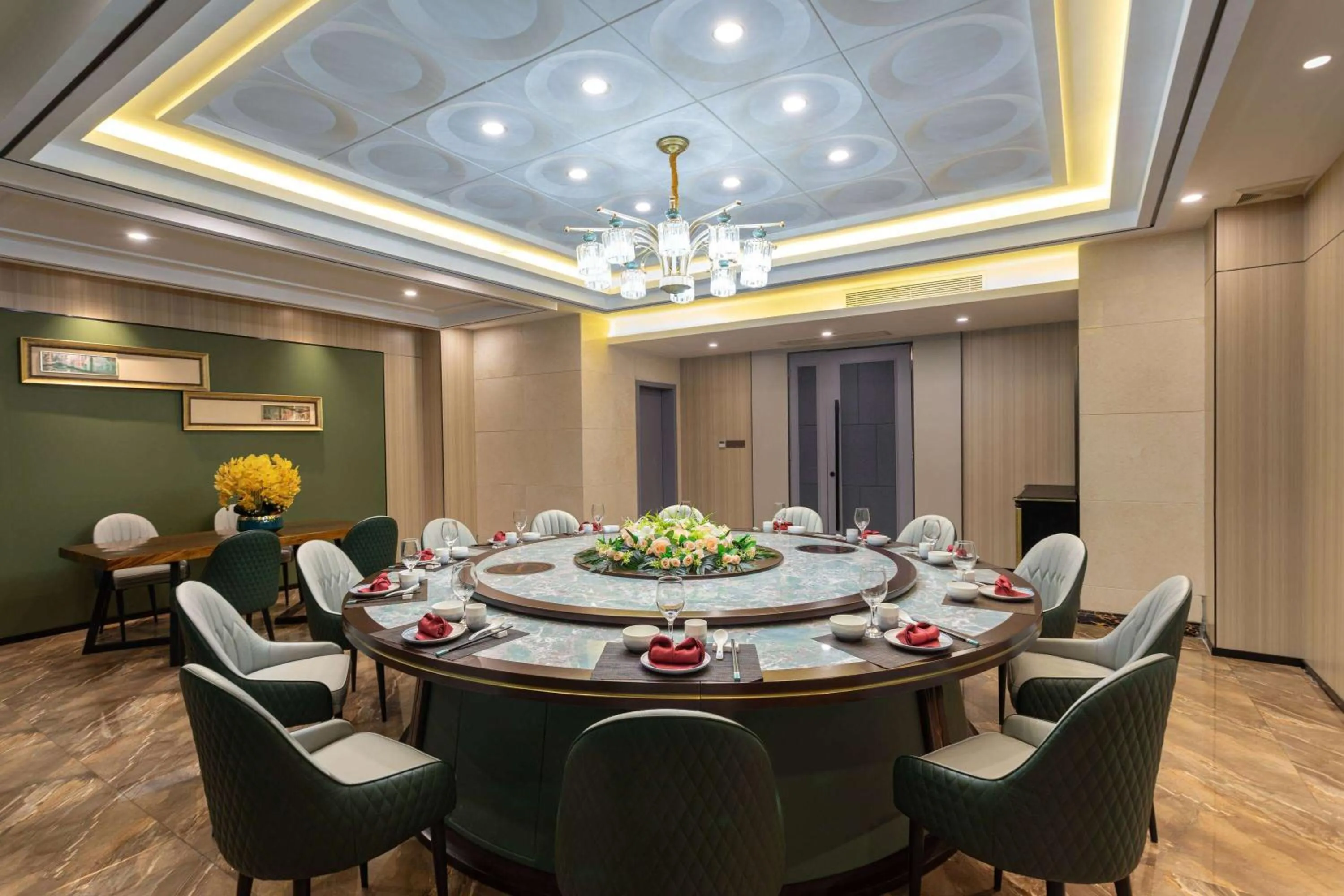 Restaurant/places to eat in La Quinta by Wyndham Qionghai Yinhai