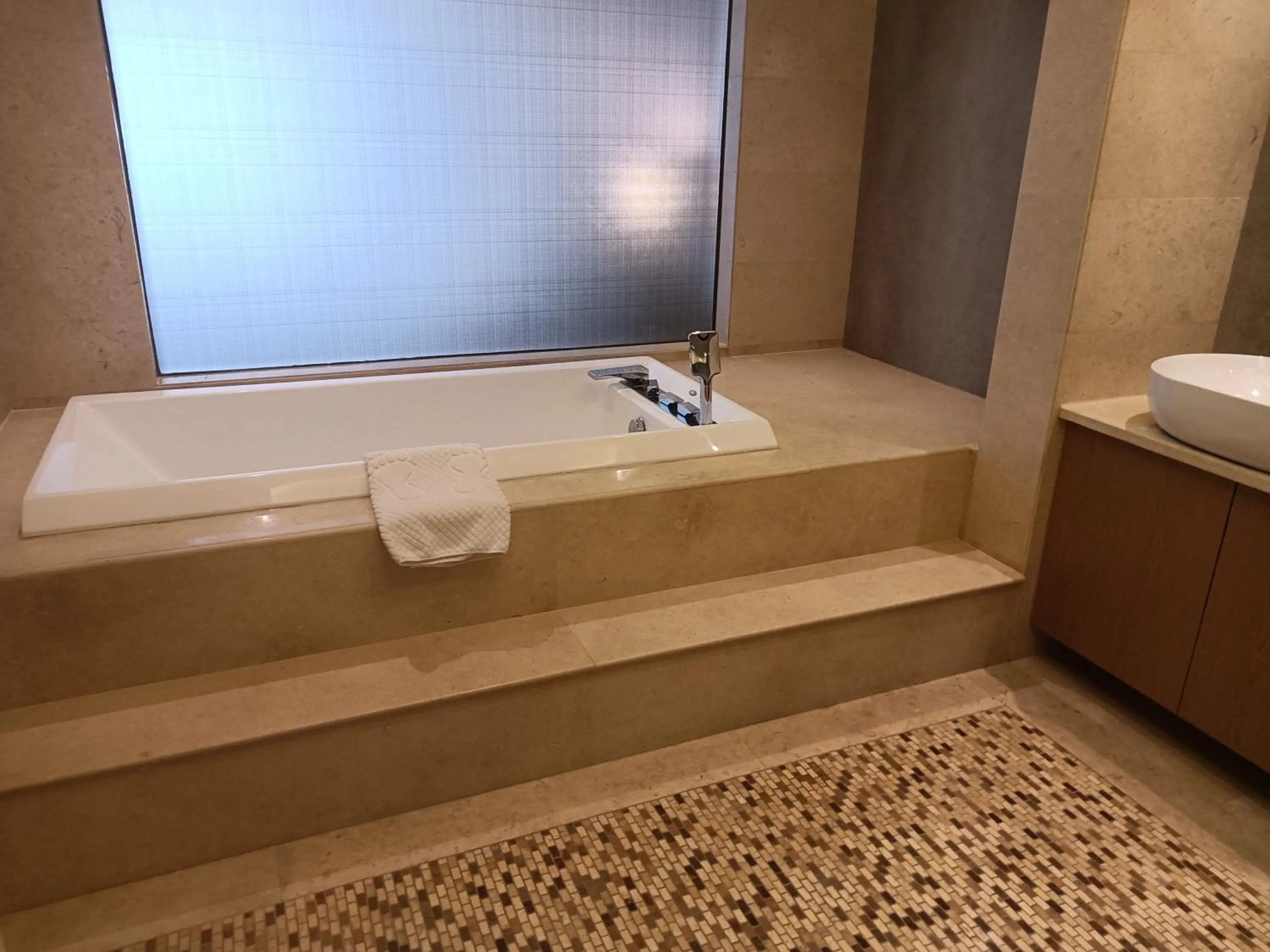 Bath in La Quinta by Wyndham Qionghai Yinhai