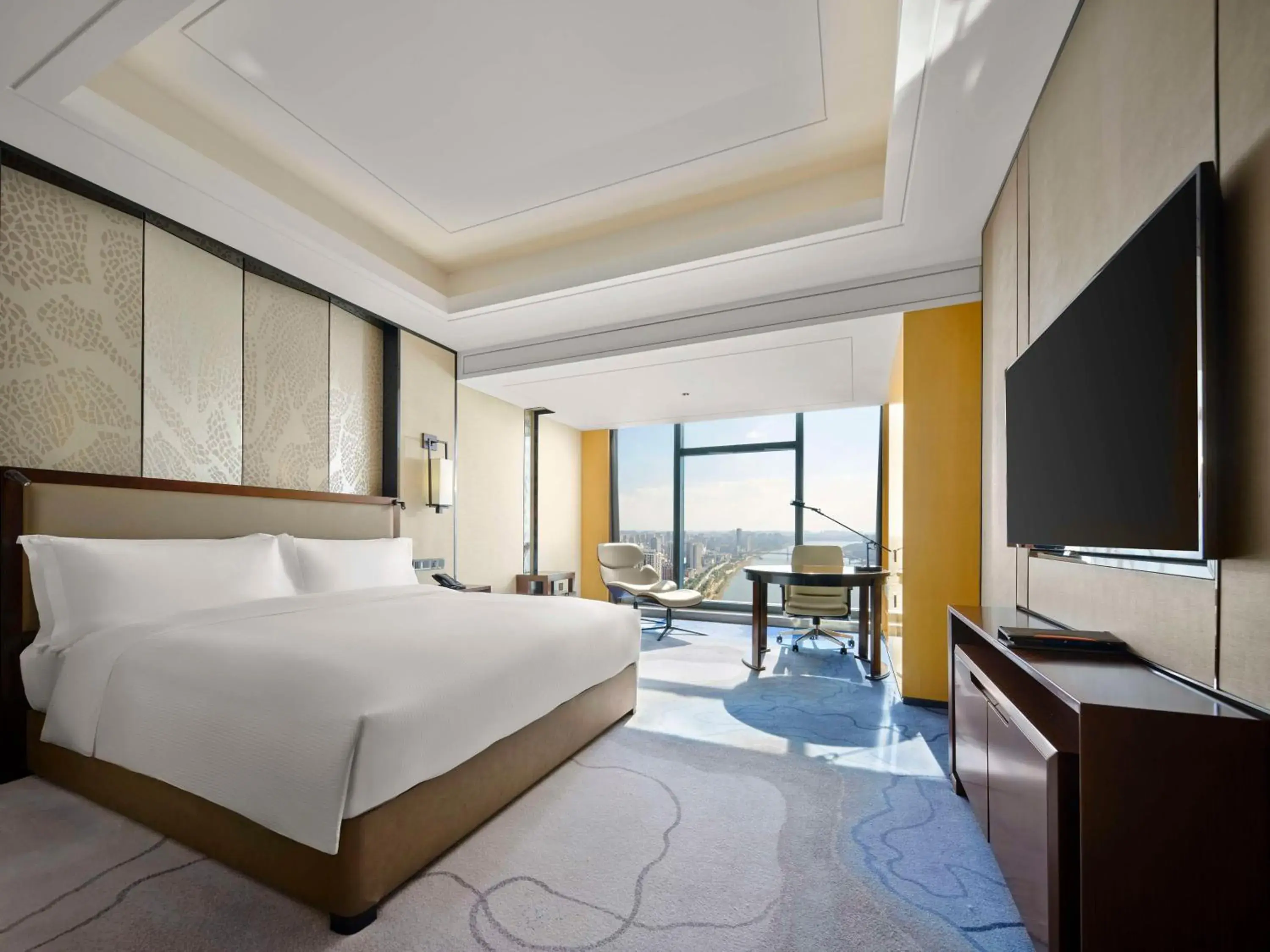 King River View Guest Room in Hilton Zhuzhou King River View Guest Room in Hilton Zhuzhou