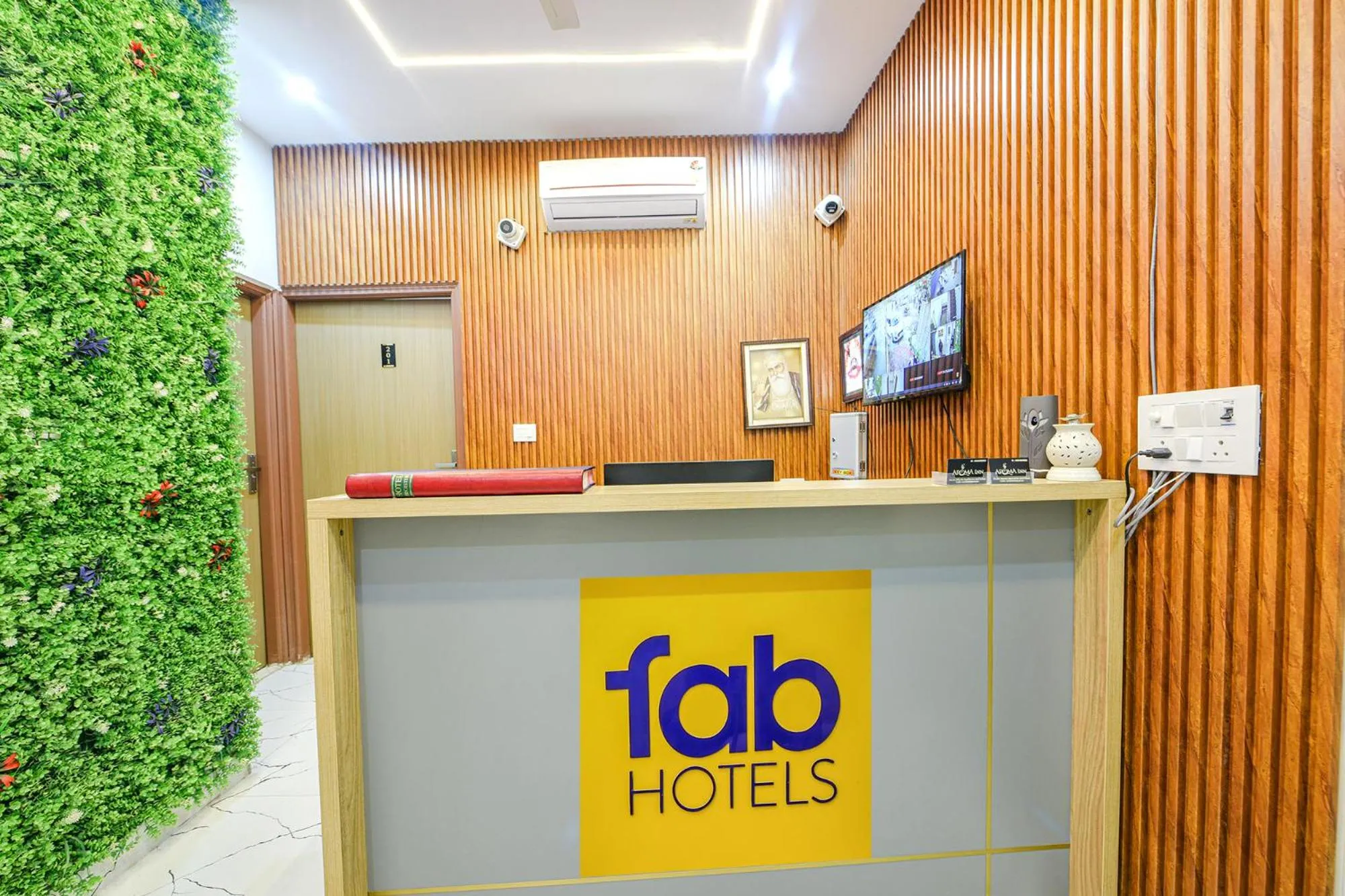 Lobby or reception in FabHotel Kavya Inn - Nr The Mall of Faridabad