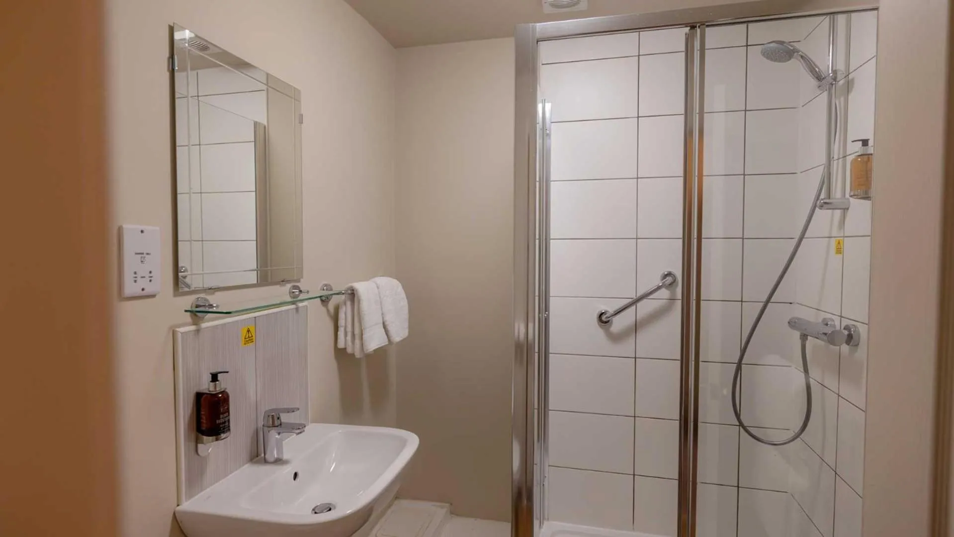 Shower in The Tarbet Hotel