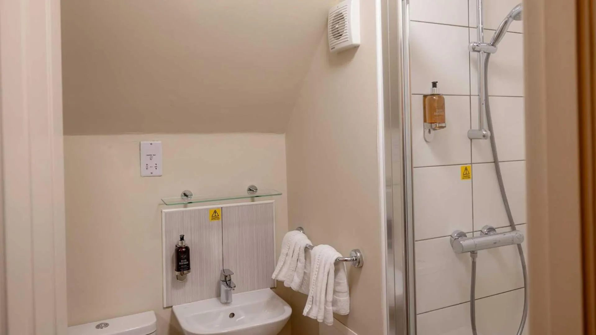 Bathroom in The Tarbet Hotel