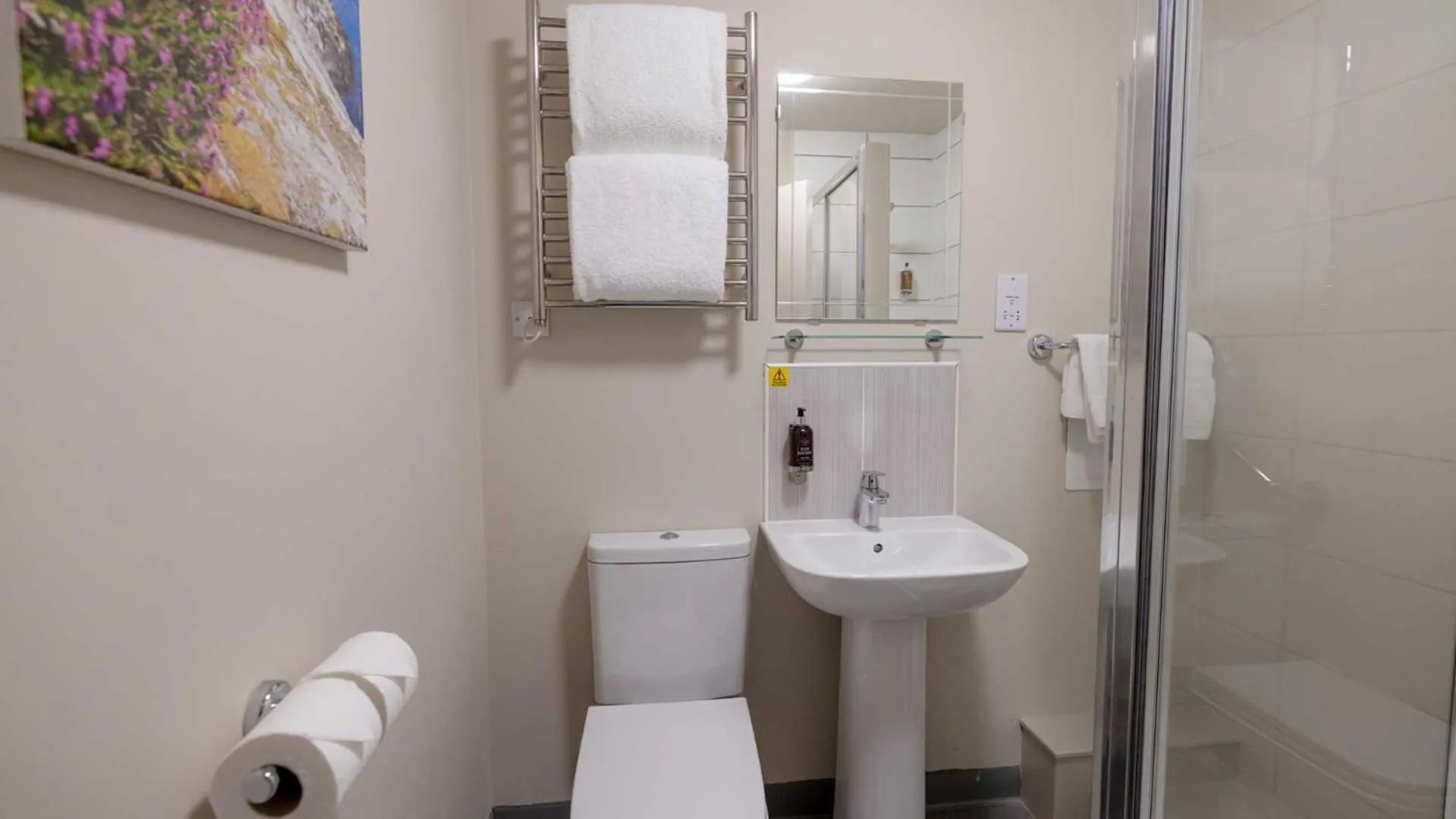 Bathroom in The Tarbet Hotel