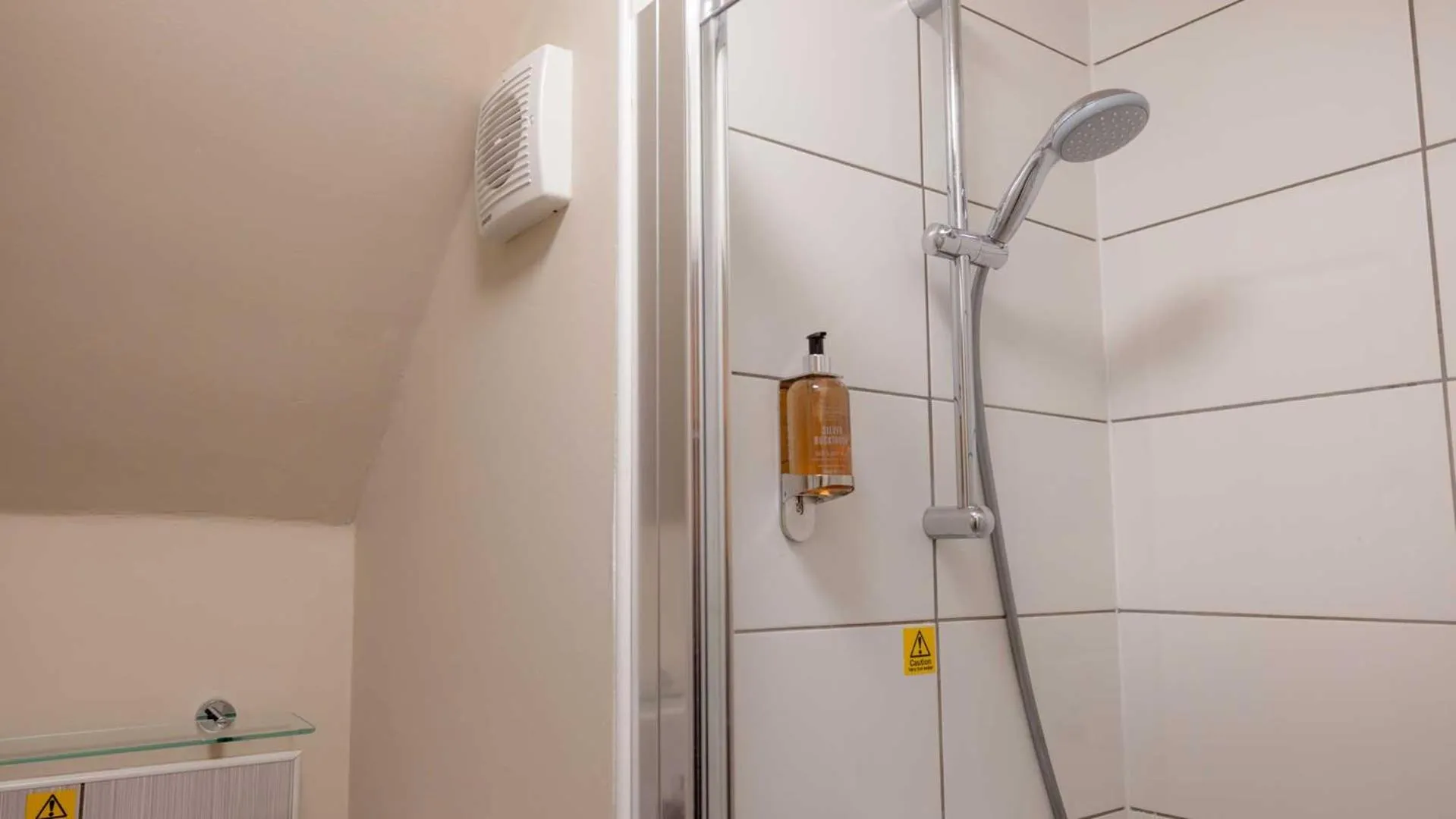 Shower in The Tarbet Hotel