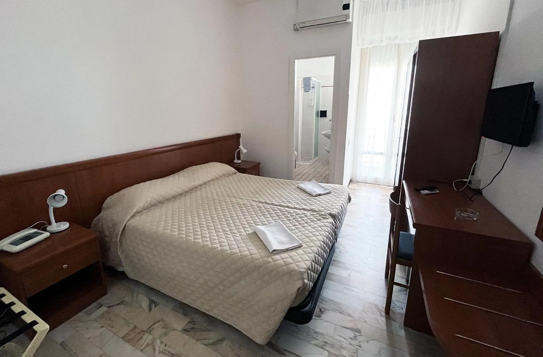 Bedroom in Hotel Caravan B&B