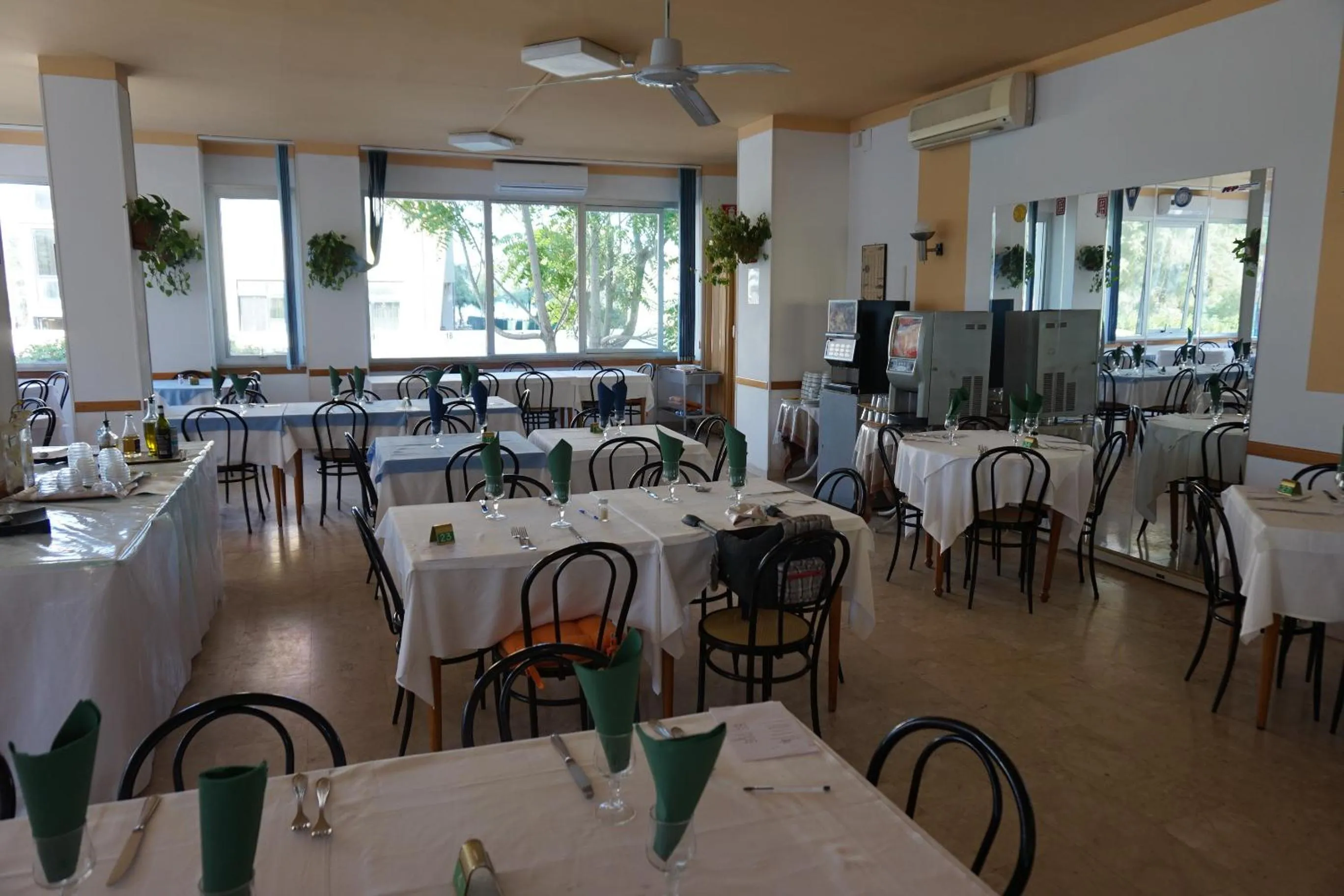 Restaurant/places to eat in Hotel Caravan B&B