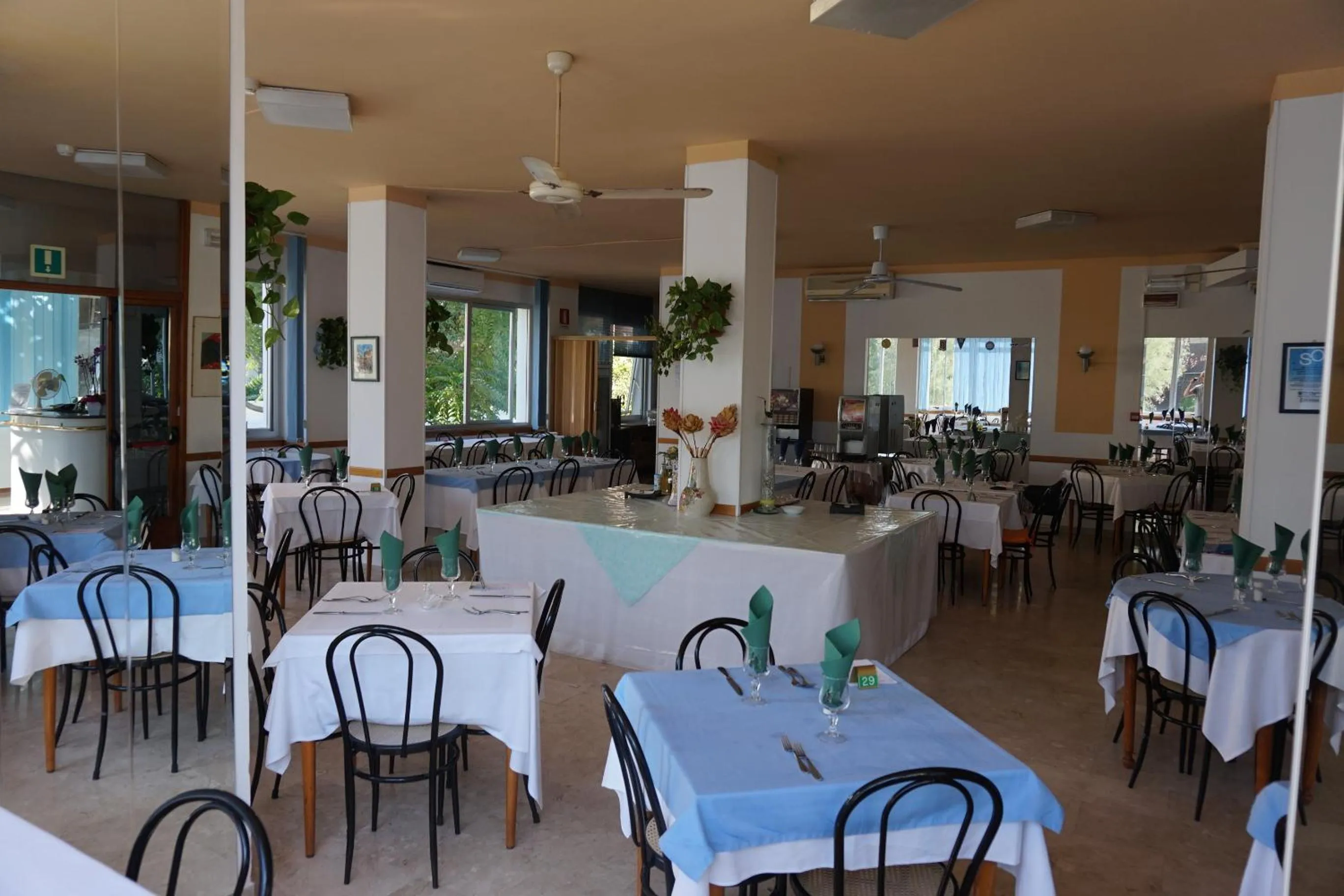 Restaurant/places to eat in Hotel Caravan B&B