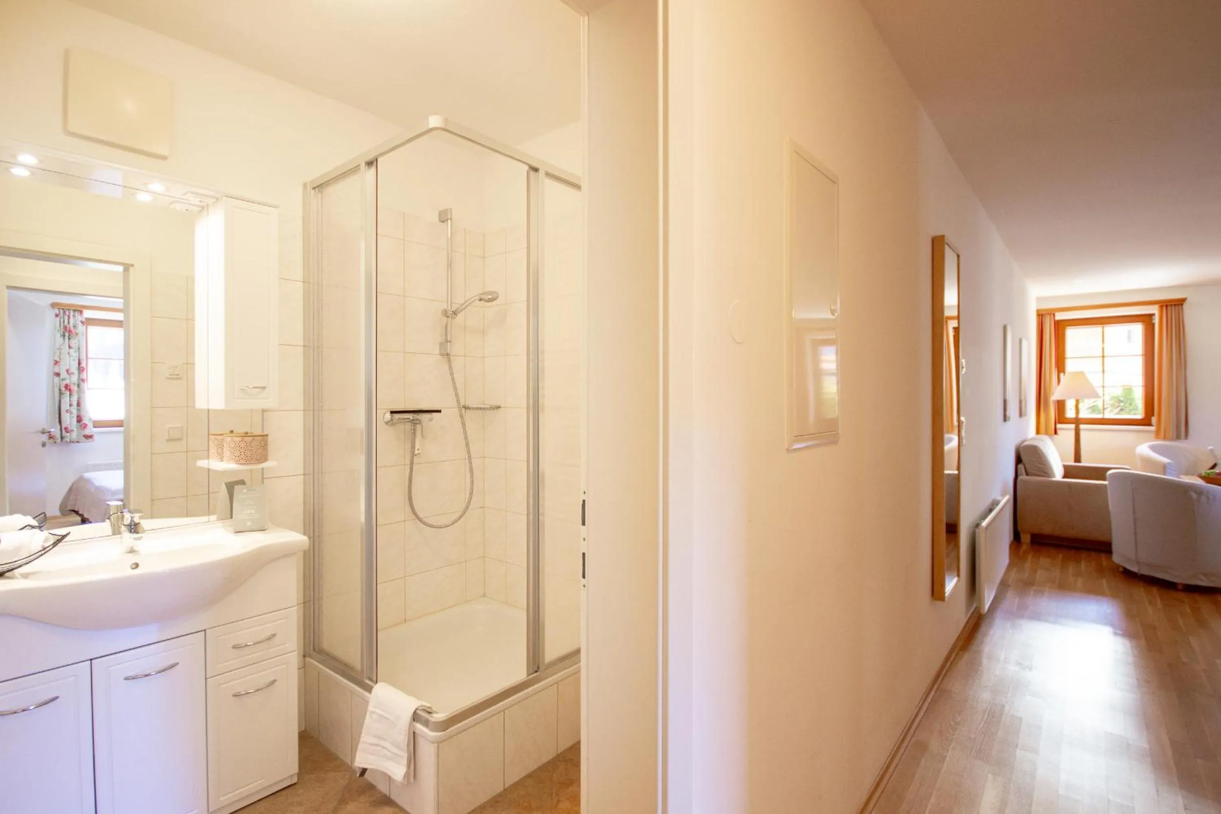 Shower, Bed in Appartements Stranach