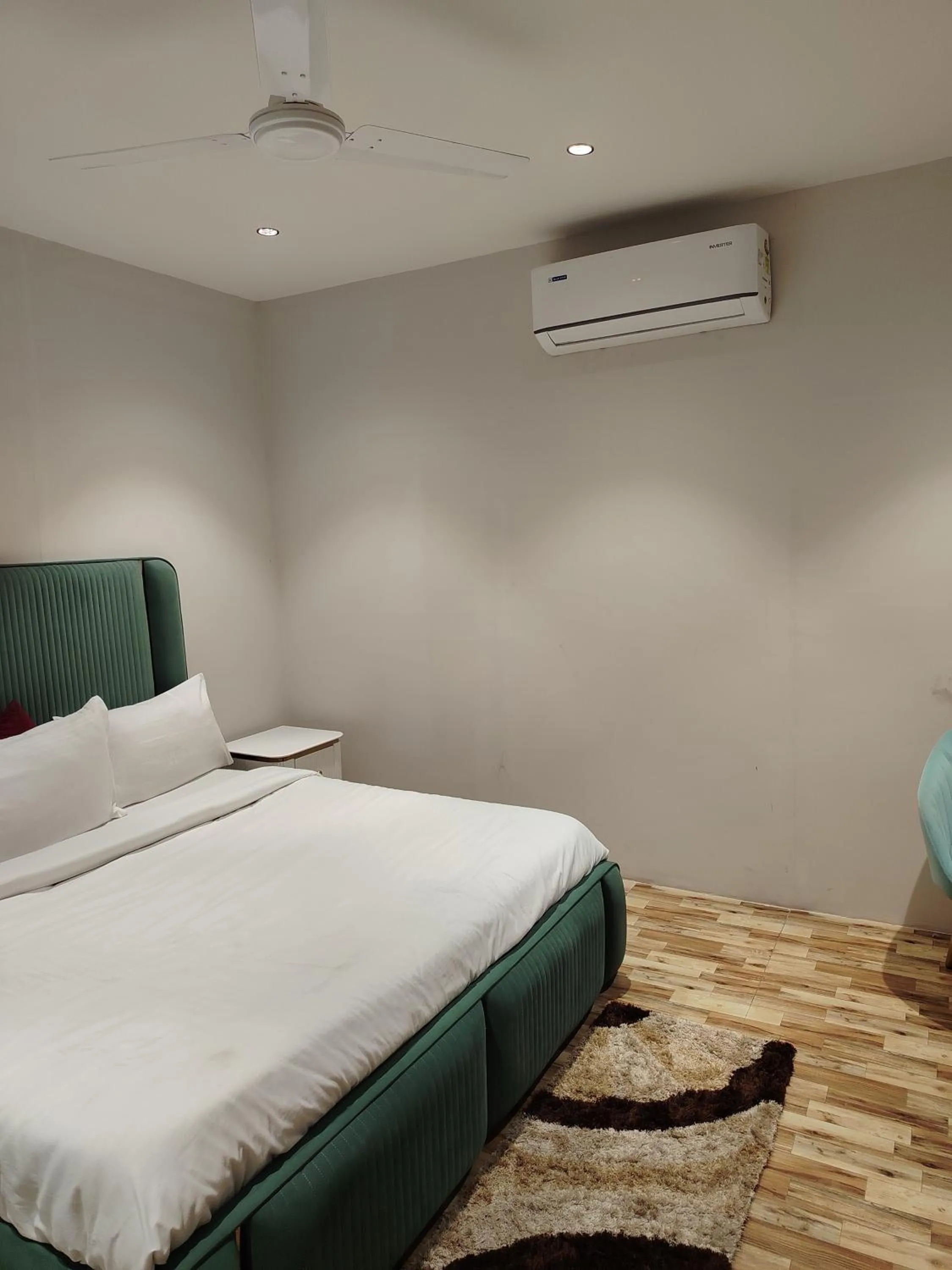 Rivaz Hotel And Restaurant