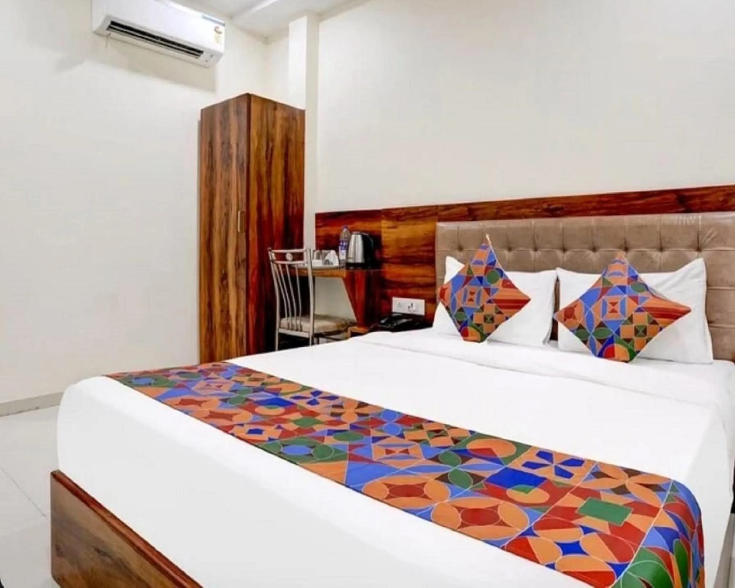 Bed in Hotel Golden Sands Inn Aslpha