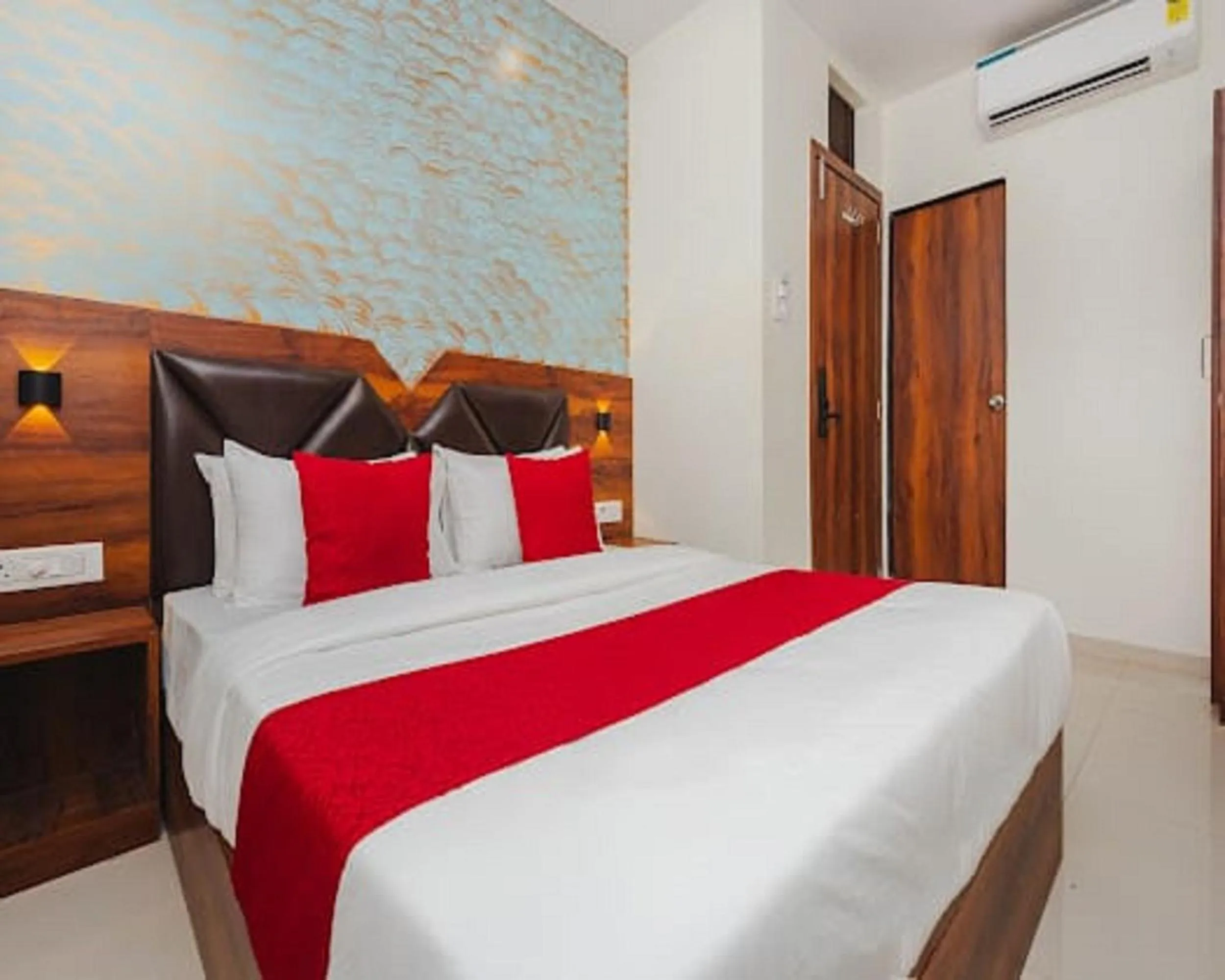 Bed in Hotel Golden Sands Inn Aslpha