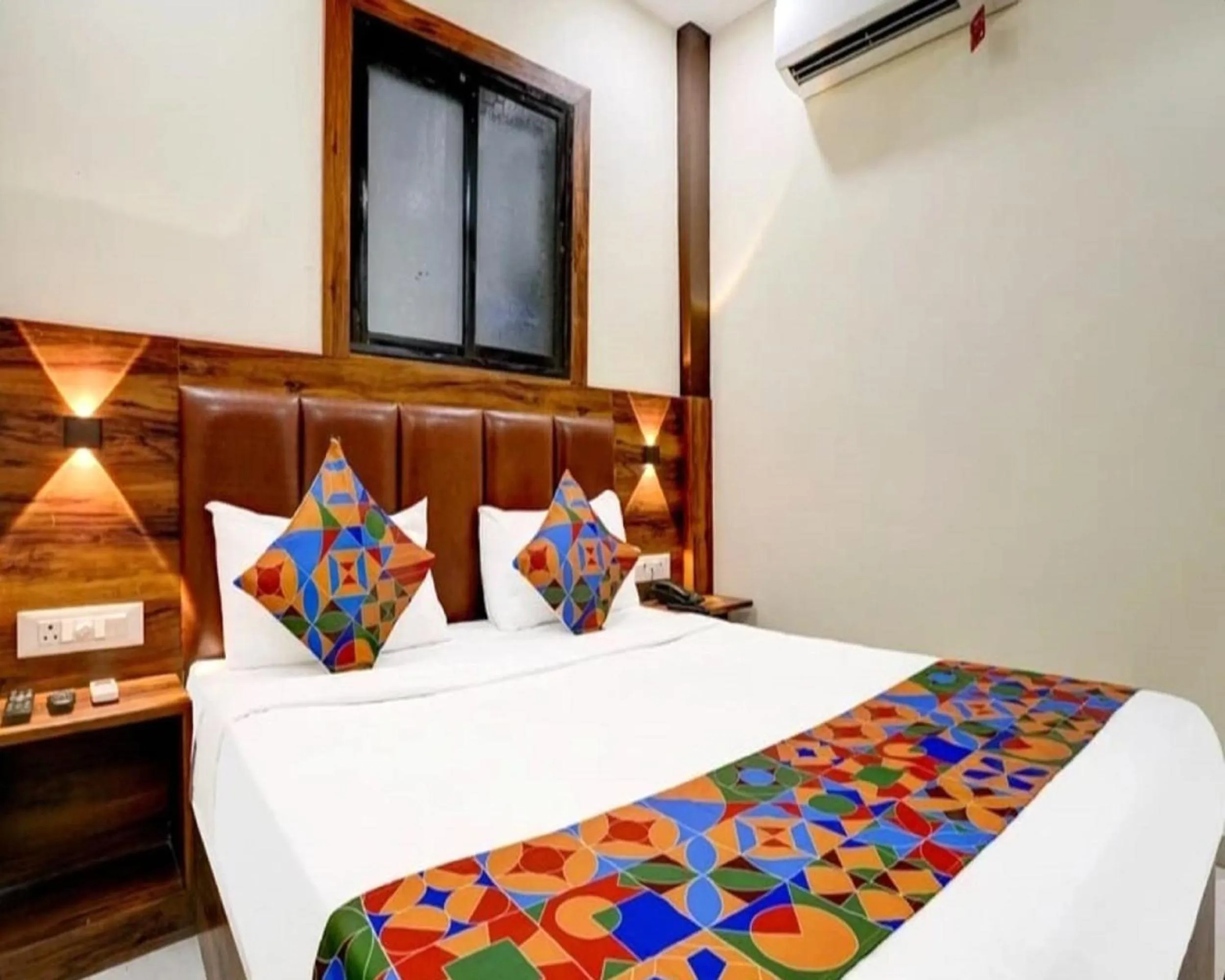 Bed in Hotel Golden Sands Inn Aslpha