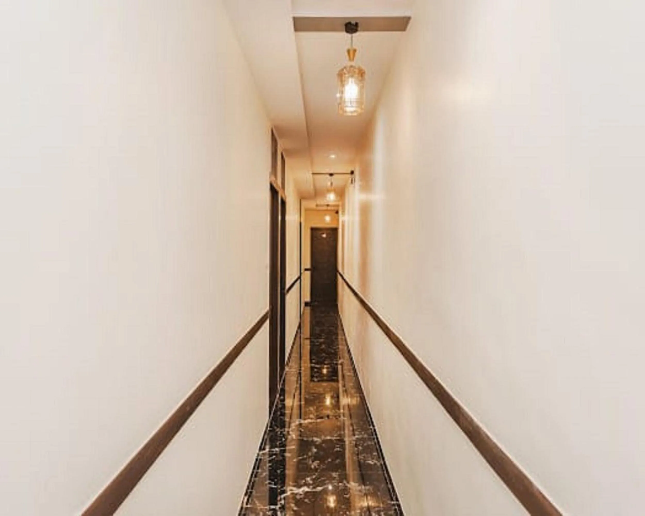 Lobby or reception in Hotel Golden Sands Inn Aslpha